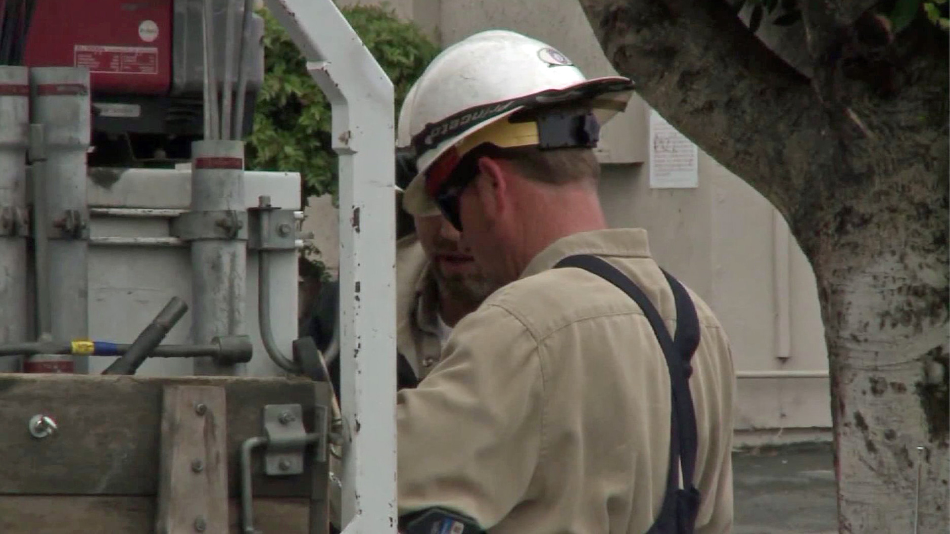 A Southern California Edison crew works to restore power in this file photo. (Credit: KTLA)