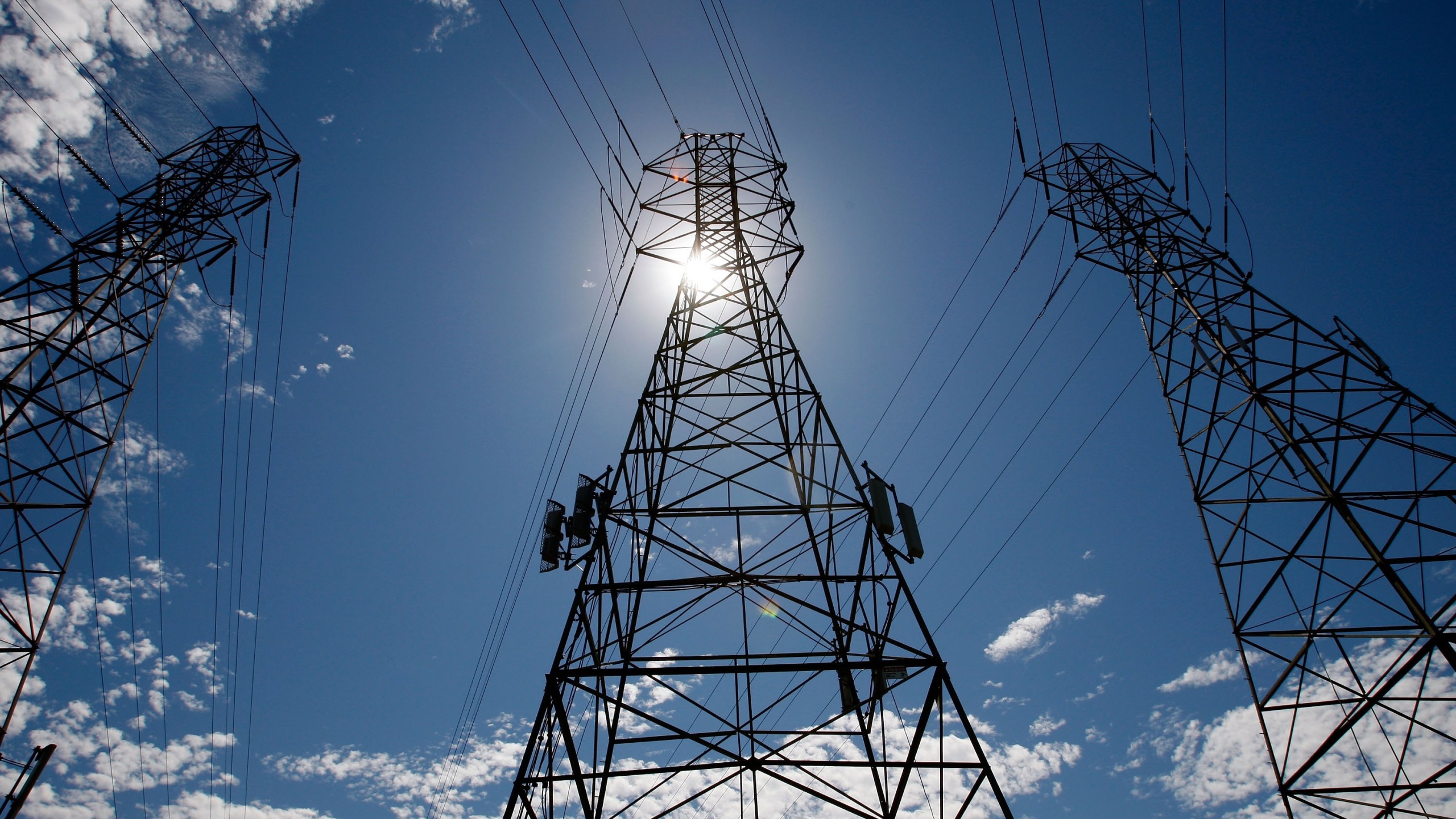 The sun shines over towers carrying electrical lines in South San Francisco in 2007. (Justin Sullivan/Getty Images)