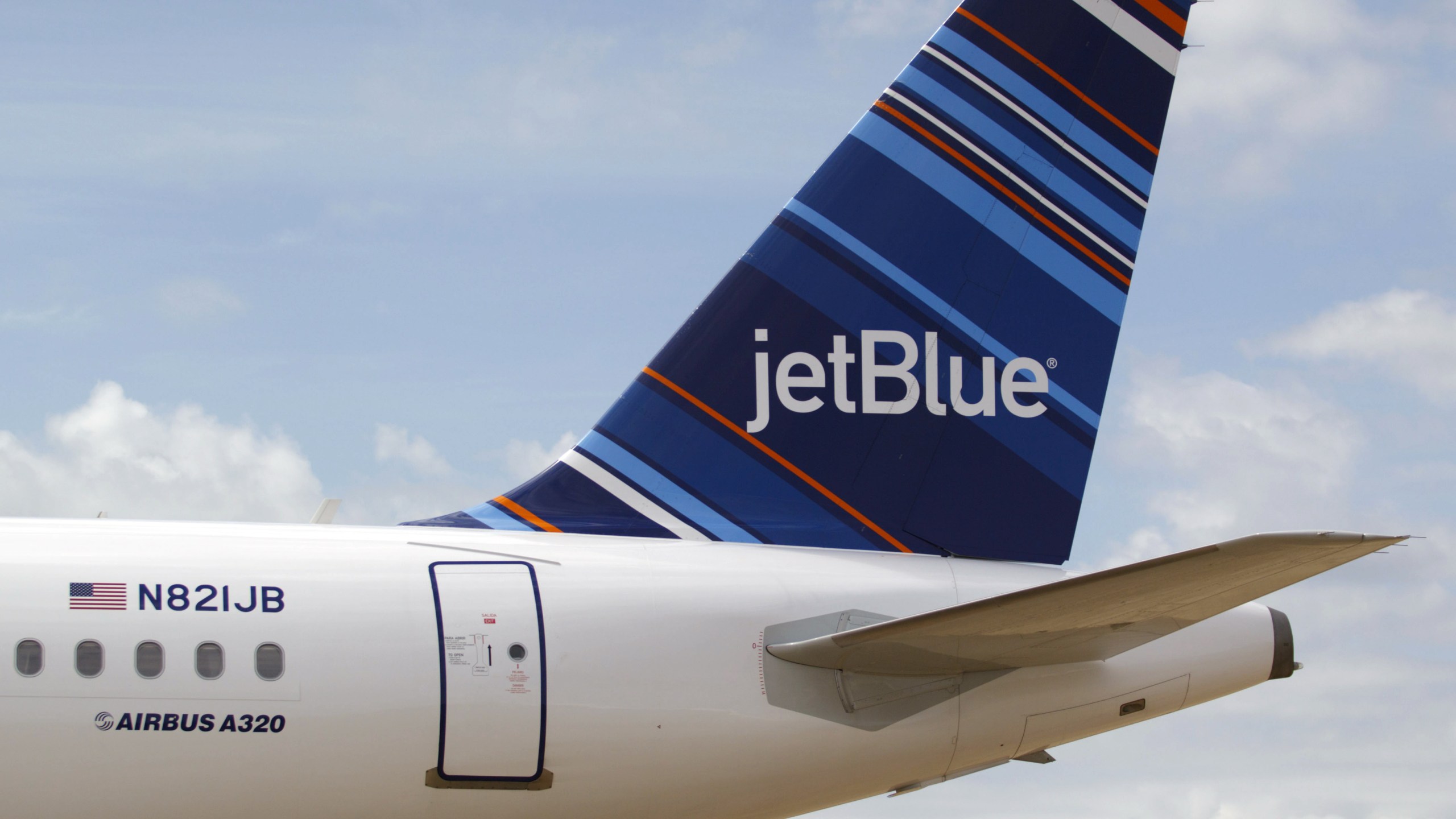 A JetBlue A320 is is seen in a file photo taken on April 8, 2013. (Credit: Matthew Hinton/AFP/Getty Images)