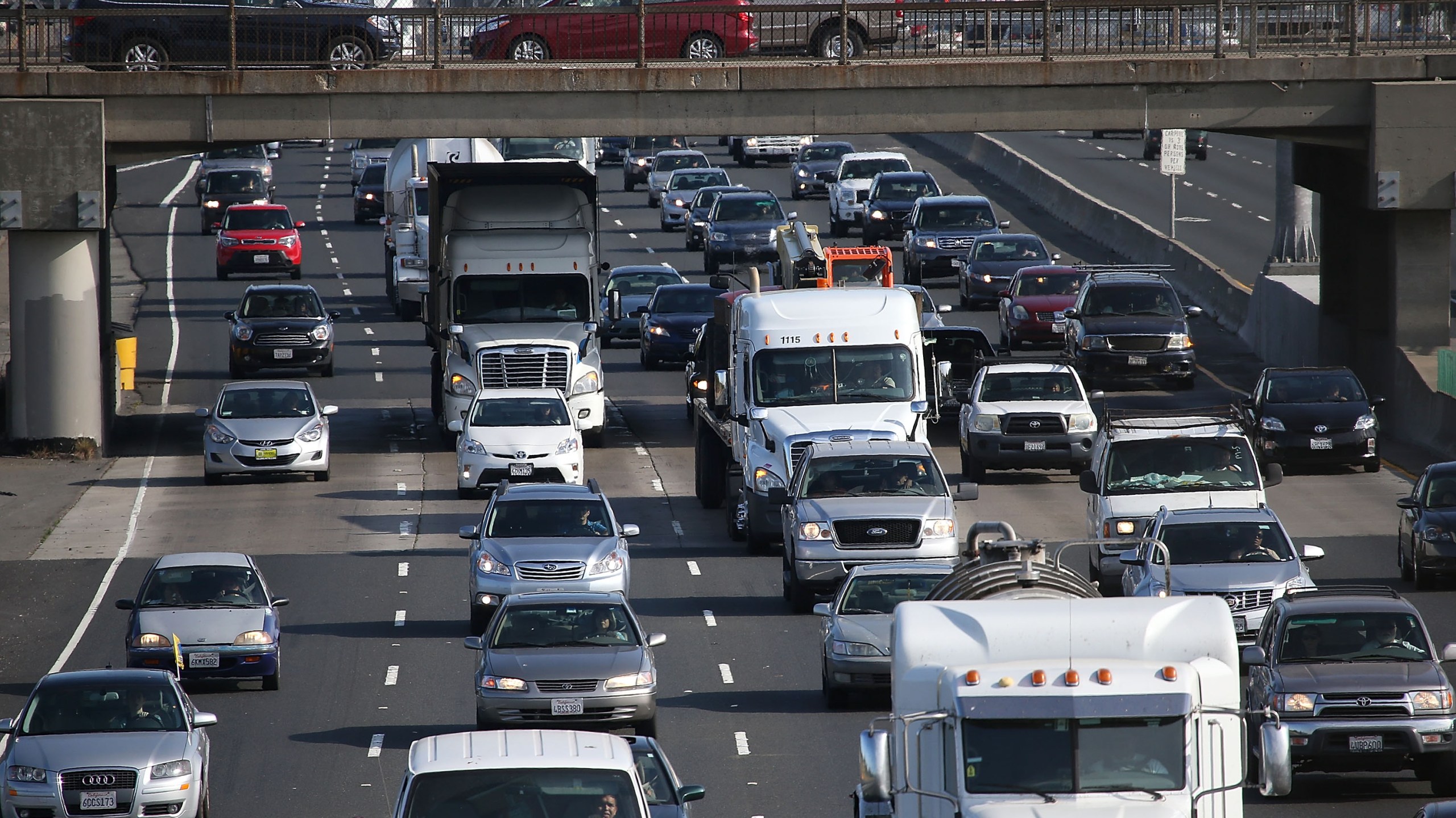 Traffic makes its way along Interstate 80 on July 1, 2015, in Berkeley, California. (Credit: Justin Sullivan/Getty Images)