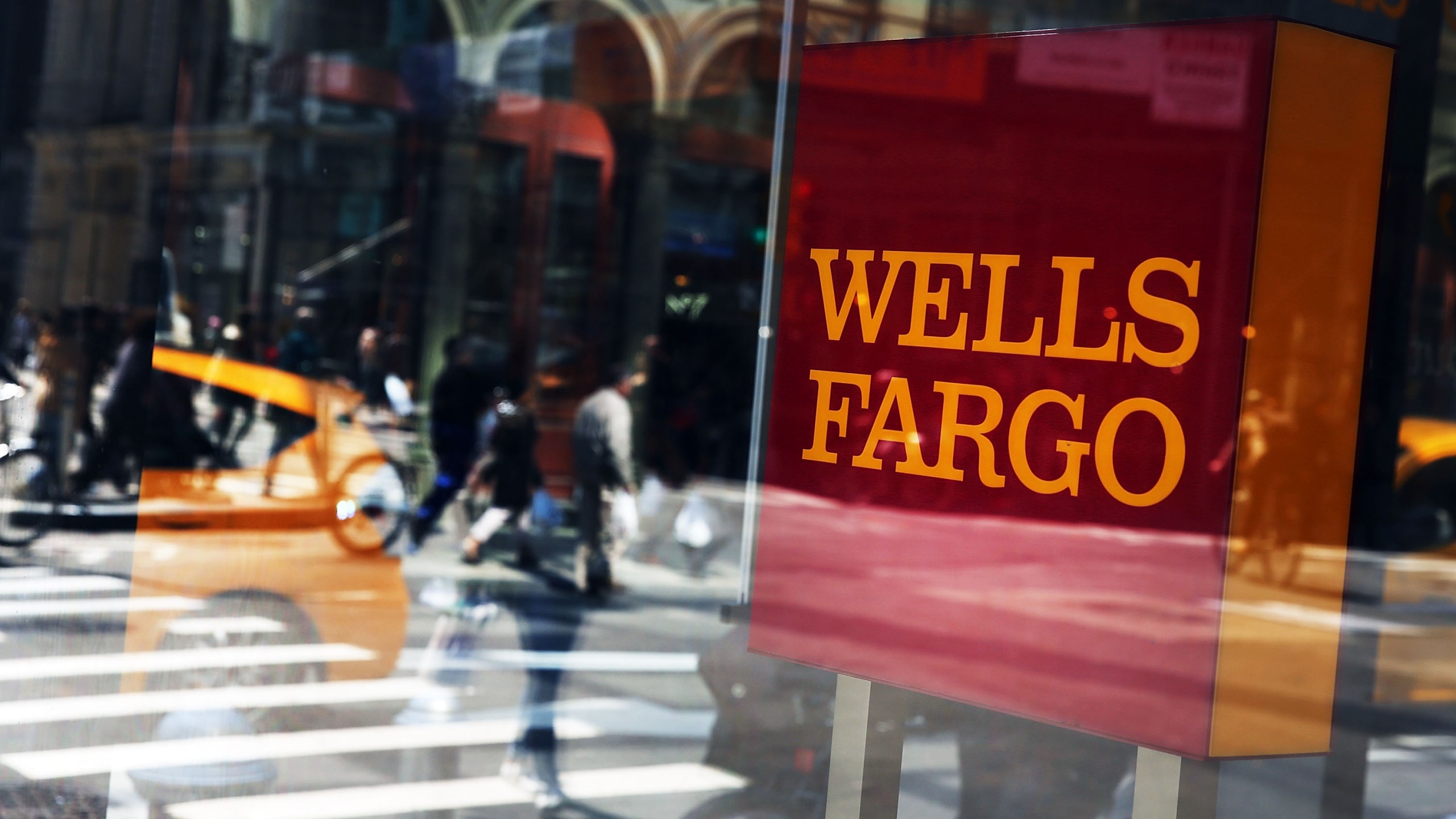 Pedestrians pass a Wells Fargo bank branch in lower Manhattan on April 15, 2016, in New York City. (Credit: Spencer Platt / Getty Images)