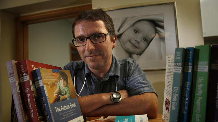 Dr. Robert Sears is seen in his Capistrano Beach office in a 2014 file photo. (Credit: Don Bartletti / Los Angeles Times)