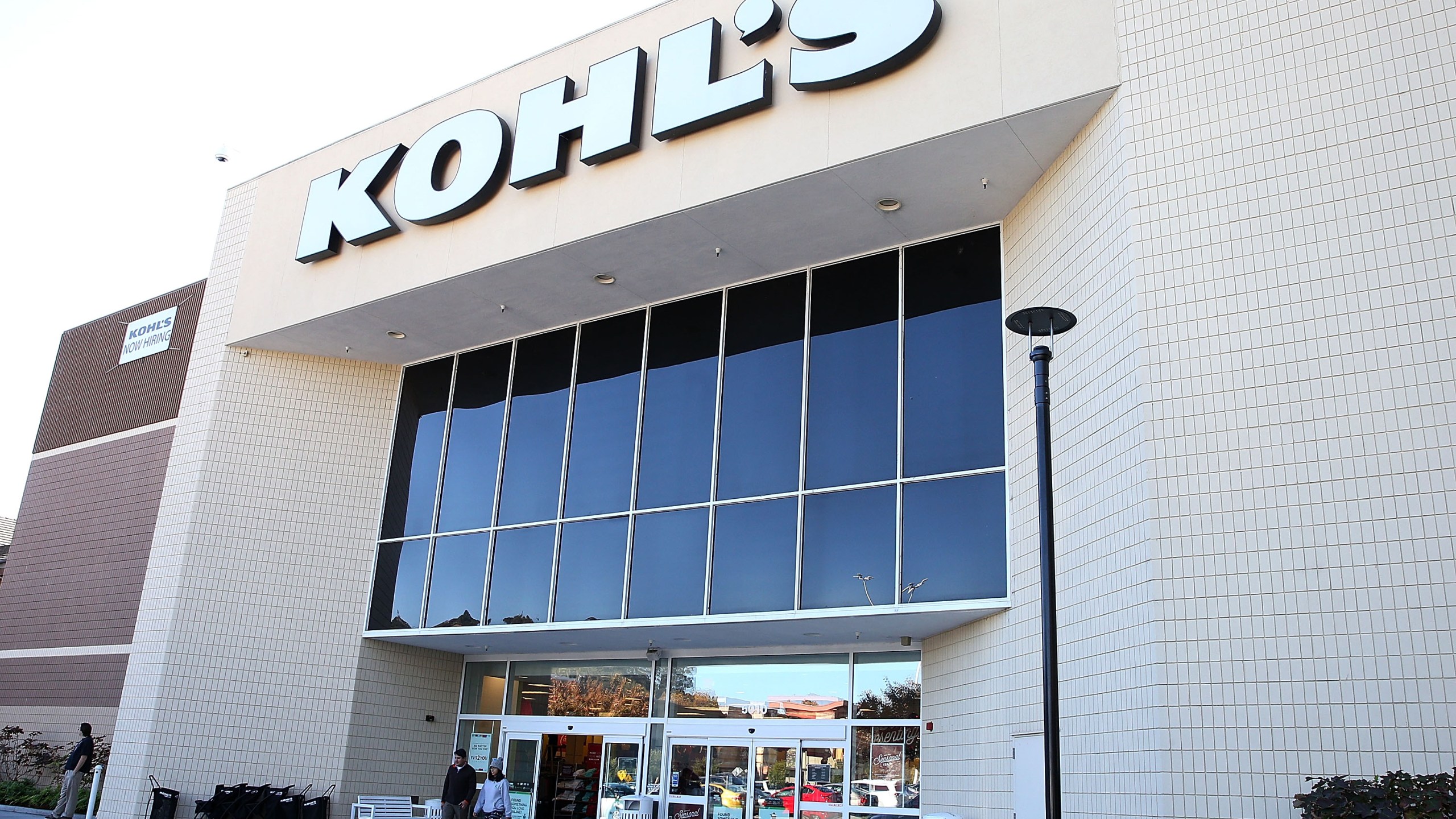 Customers leave a Kohl's store on Nov. 12, 2015, in San Rafael, California. (Credit: Justin Sullivan/Getty Images)