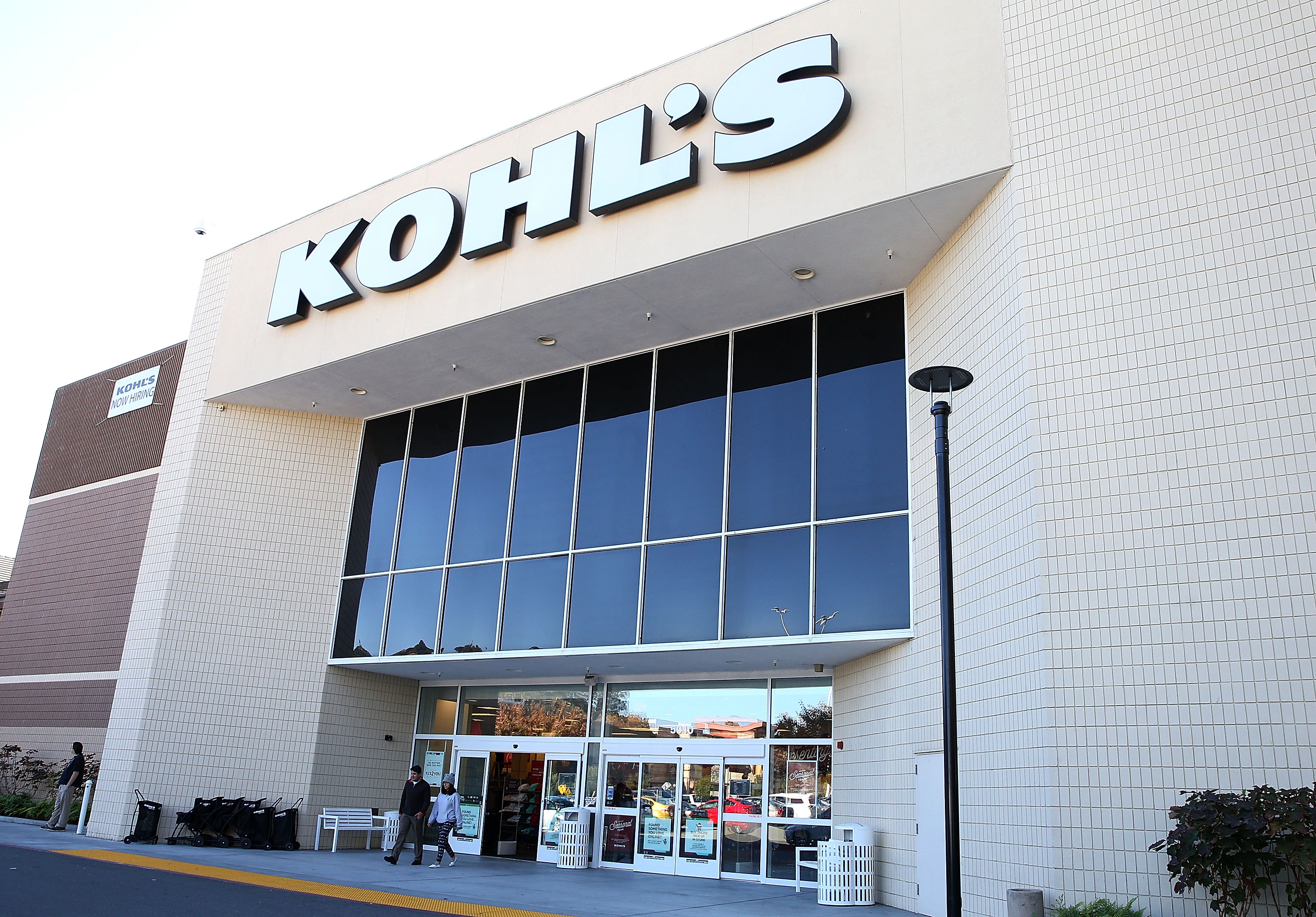 Customers leave a Kohl's store on Nov. 12, 2015, in San Rafael, California. (Credit: Justin Sullivan/Getty Images)