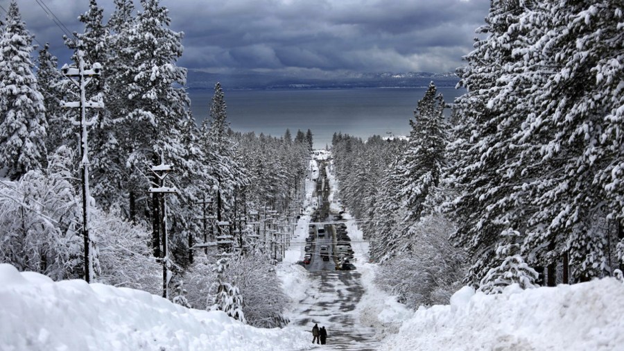 A January 2017 storm dropped large amounts of snow along Ski Run Boulevard in South Lake Tahoe. (Credit: Gary Coronado / Los Angeles Times)