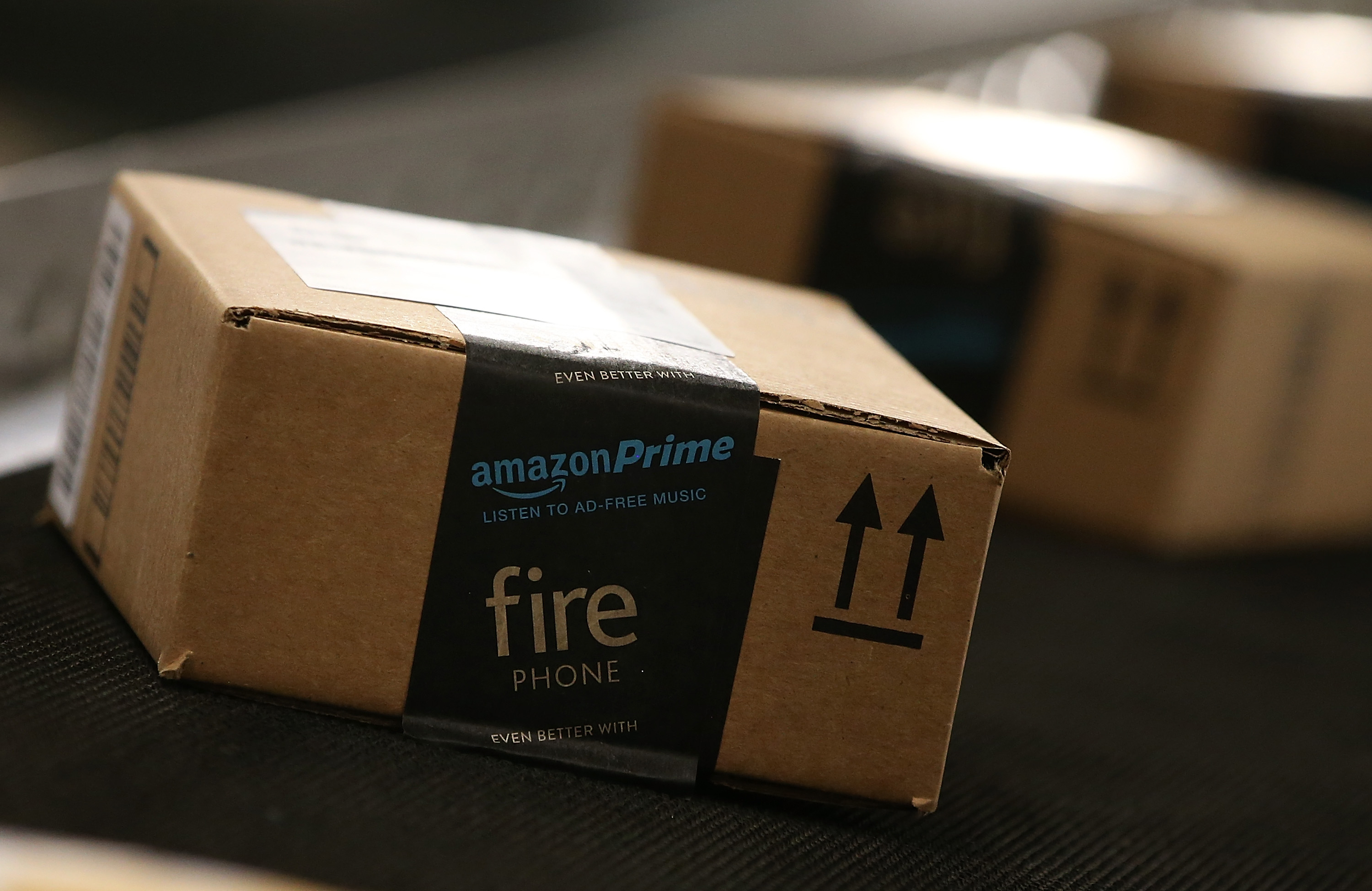 Boxes move along a conveyor belt at an Amazon fulfillment center on January 20, 2015 in Tracy. (Credit: Justin Sullivan/Getty Images)