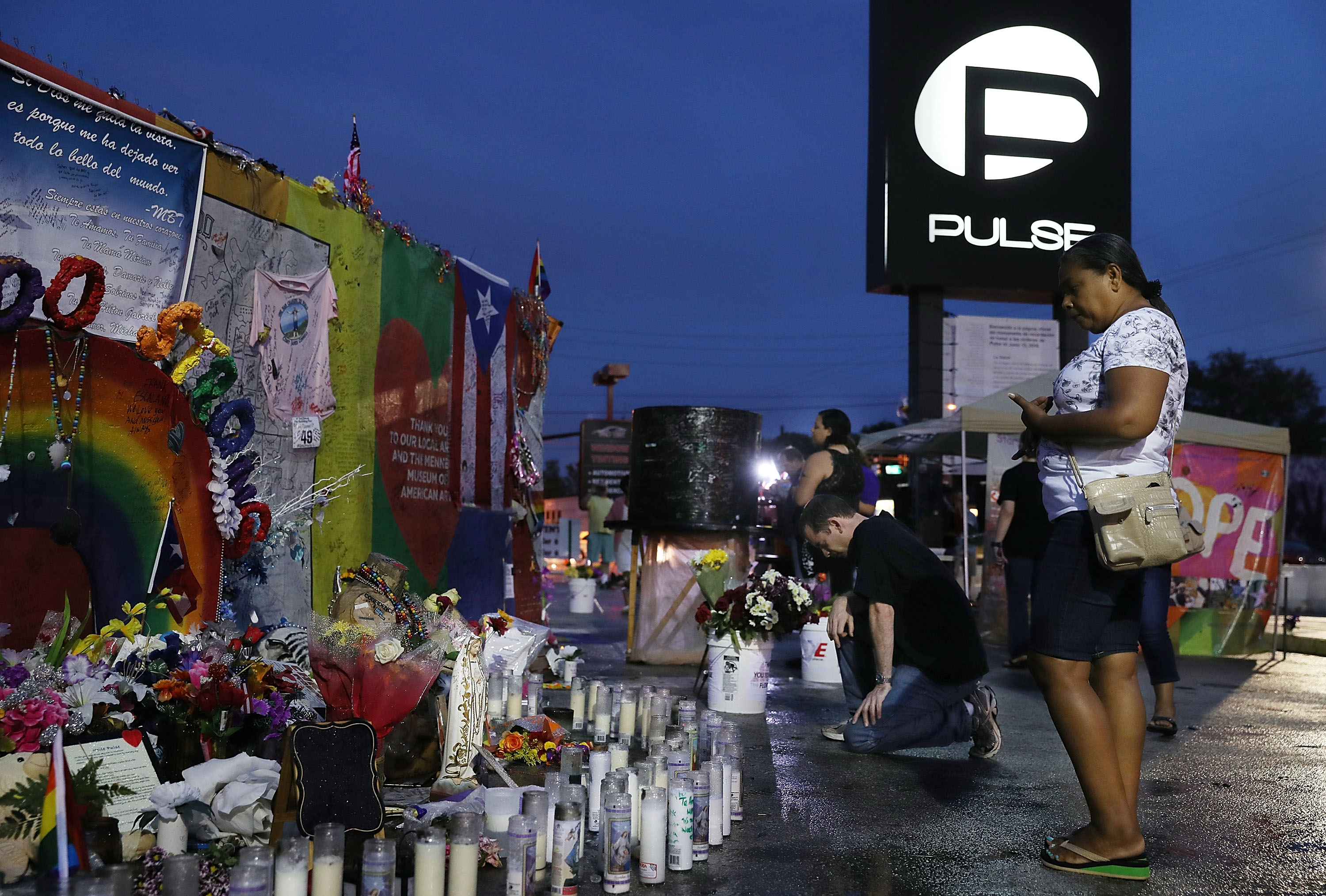 Christian Malone prays as he visits the memorial to the victims of the mass shooting setup around the Pulse nightclub one day before the one year anniversary of the shooting on June 11, 2017 in Orlando, Florida.(Credit: Joe Raedle/Getty Images)