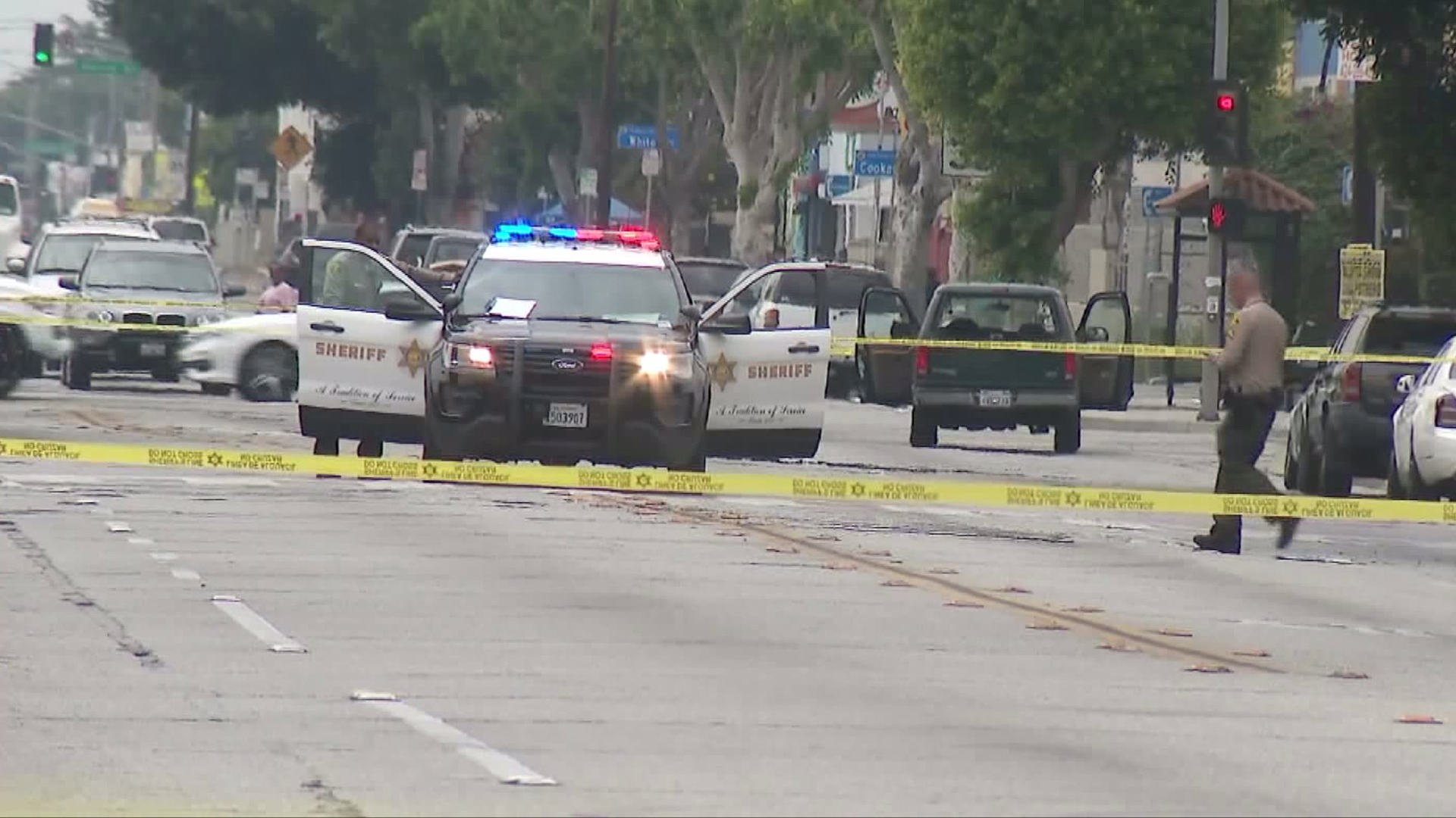 Deputies investigate the shooting of a young boy in East Compton on June 7, 2017. (Credit: KTLA)