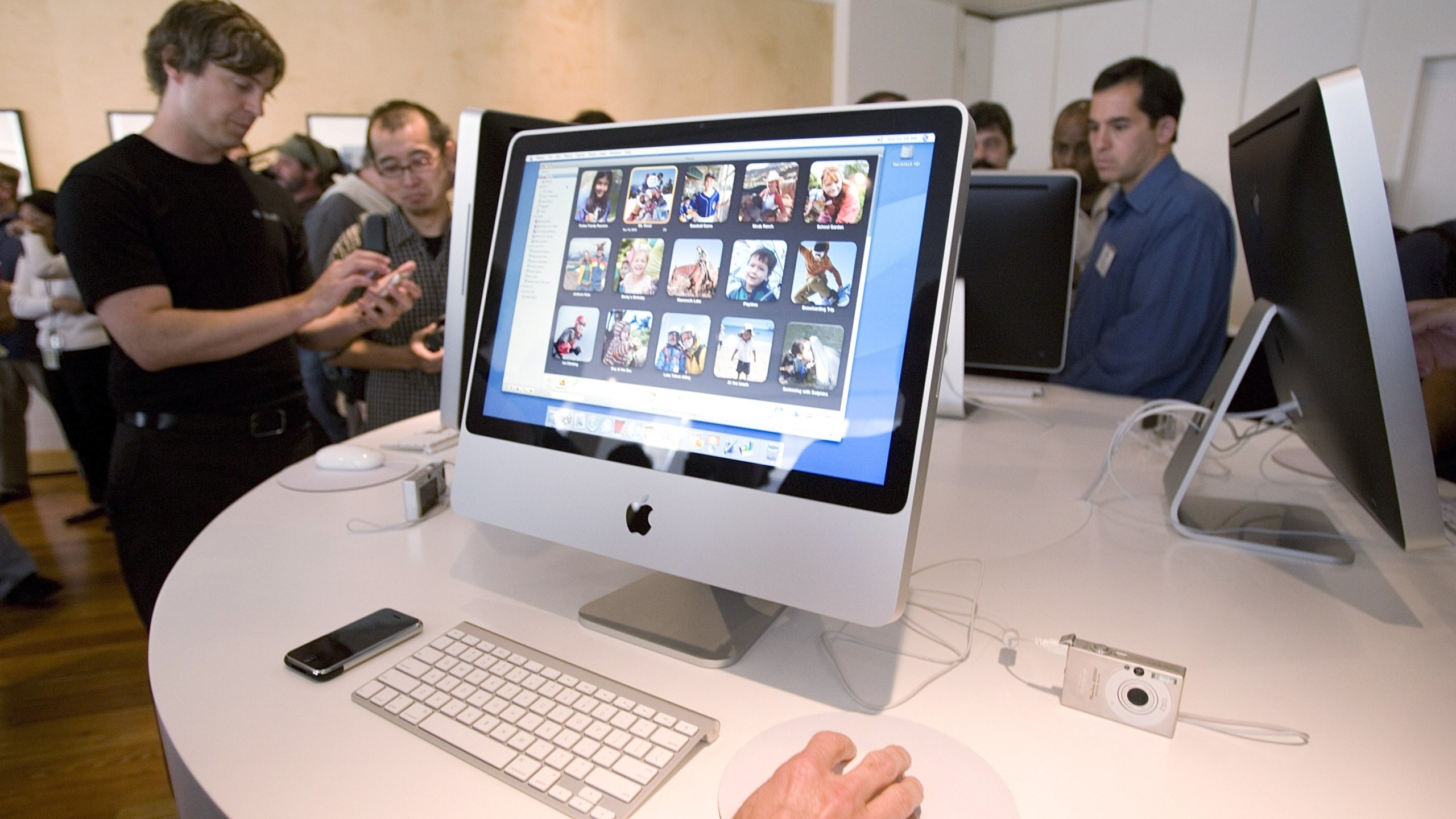 People check out the new iMac after Apple CEO Steve Jobs introduces new versions of the iMac and iLife applications August 7, 2007 in Cupertino, California. (Credit: David Paul Morris/Getty Images)