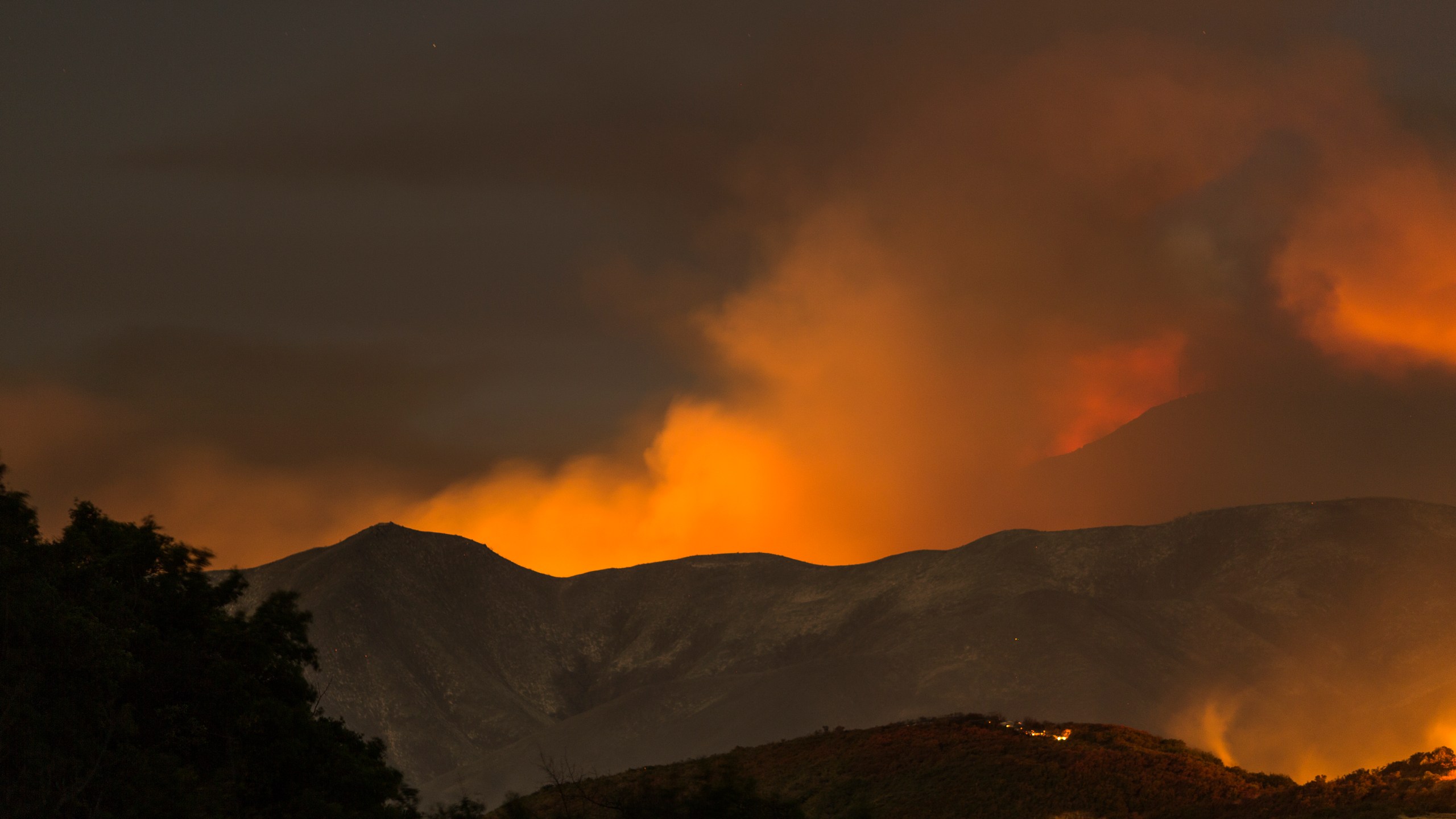 The Whittier Fire burns through the night on July 9, 2017 near Santa Barbara. (Credit: David McNew/Getty Images)