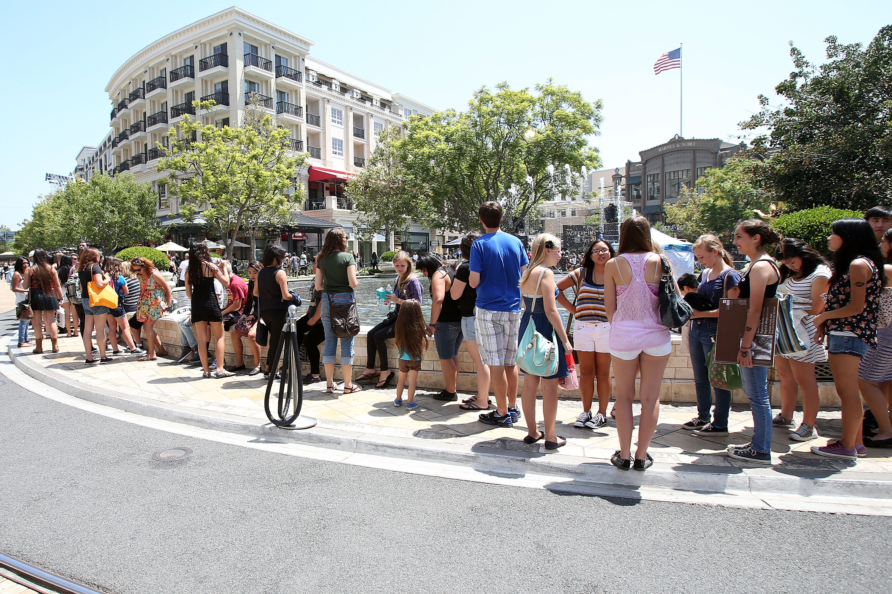 People assembled at The Americana at Brand in Glendale are seen in a photo from Aug. 13, 2013. (Credit: Jonathan Leibson / Getty Images)