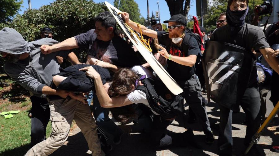 Fighting breaks out at Martin Luther King Park in Berkeley where counter-protesters and Trump supporters clashed on Aug. 27, 2017. (Credit: Marcus Yam / Los Angeles Times)