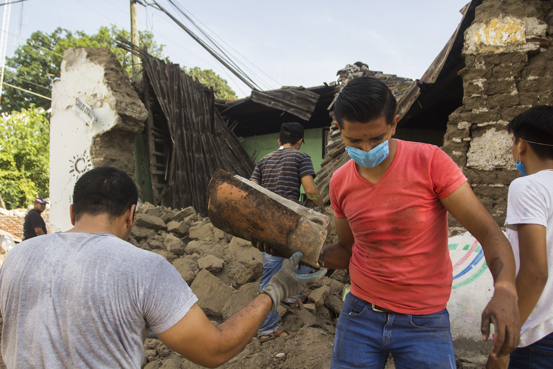 Volunteers clean the debris from damaged houses in Jojutla de Juarez on Sept. 20, 2017, a day after a strong quake hit central Mexico. (Credit: ENRIQUE CASTRO SANCHEZ/AFP/Getty Images)