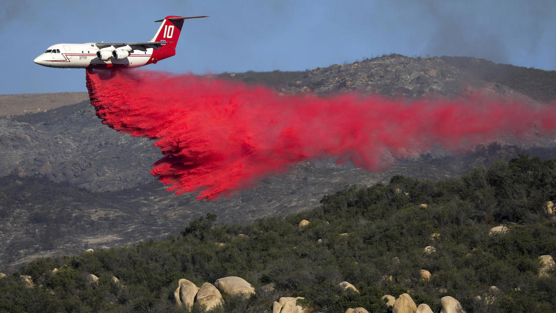 Fighting the Wildomar fire continues from air and ground near the affluent and exclusive community of La Cresta. (Credit: Irfan Khan / Los Angeles Times)