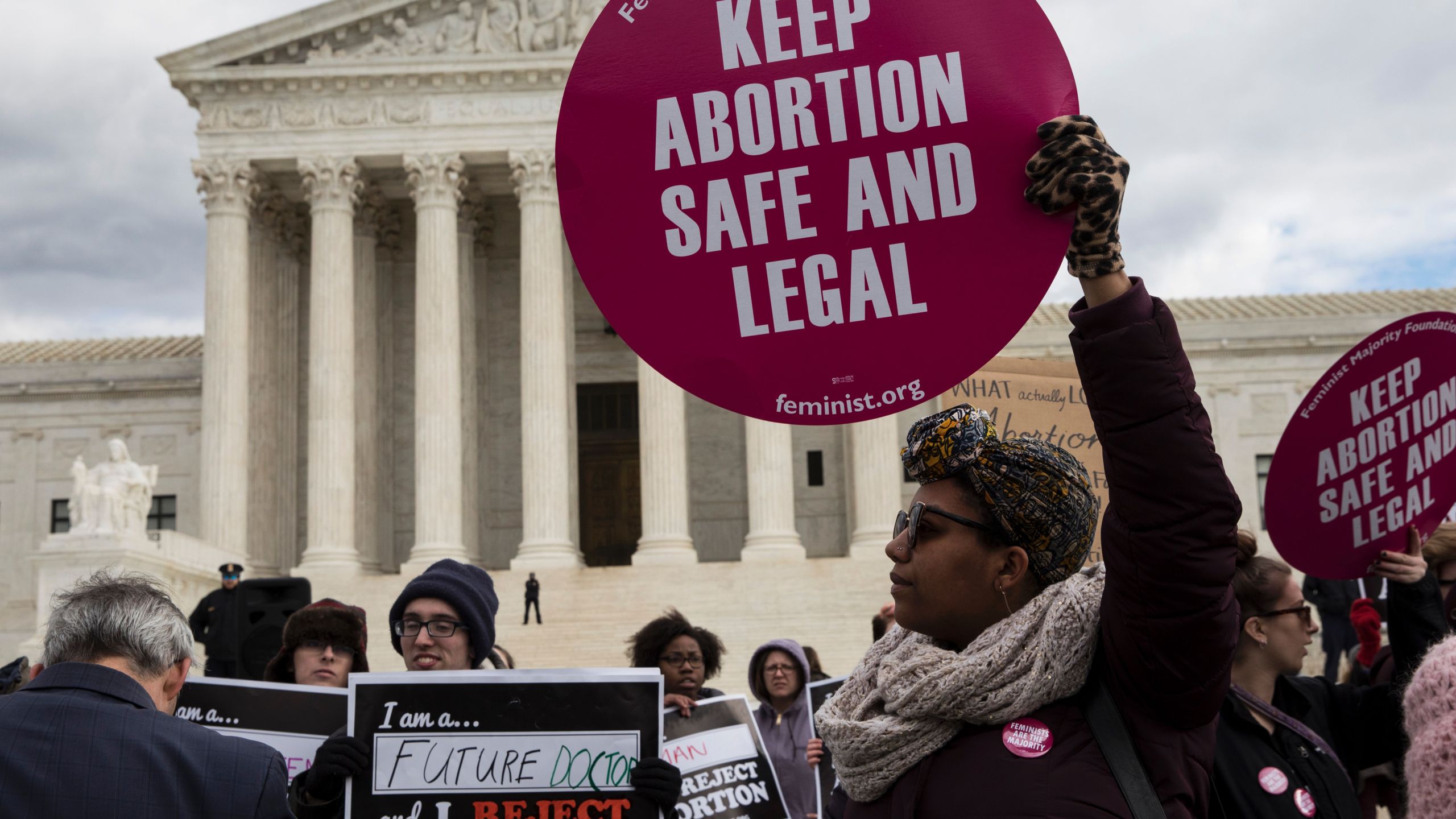 Abortion rights supporters and anti-abortion activists protest outside the U.S. Supreme Court during the 44th annual March for Life on Jan. 27, 2017, in Washington, D.C. (Credit: ZACH GIBSON/AFP/Getty Images)