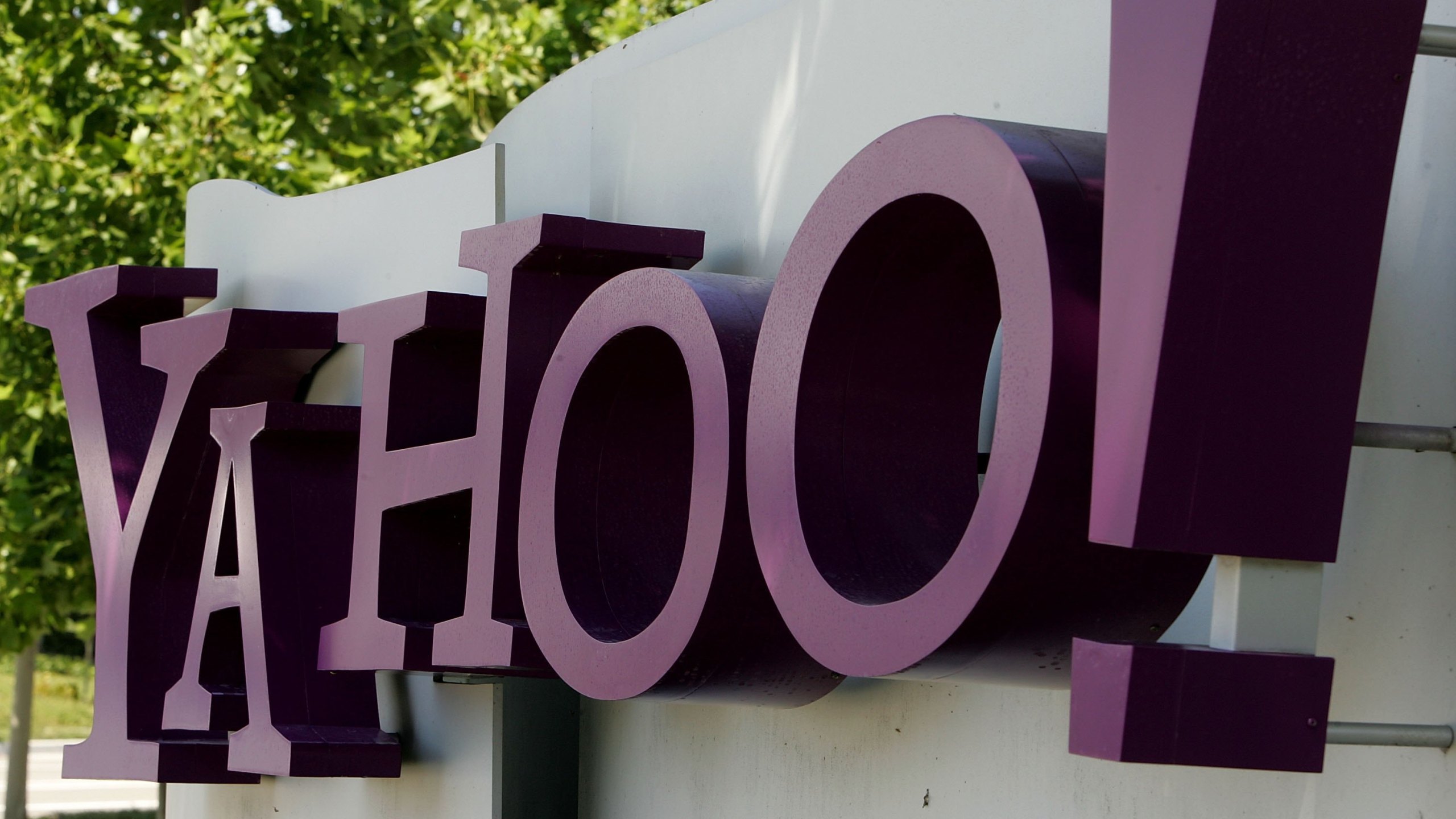 A sign is seen in front of the Yahoo! headquarters July 18, 2006, in Sunnyvale, California. (Credit: Justin Sullivan / Getty Images)