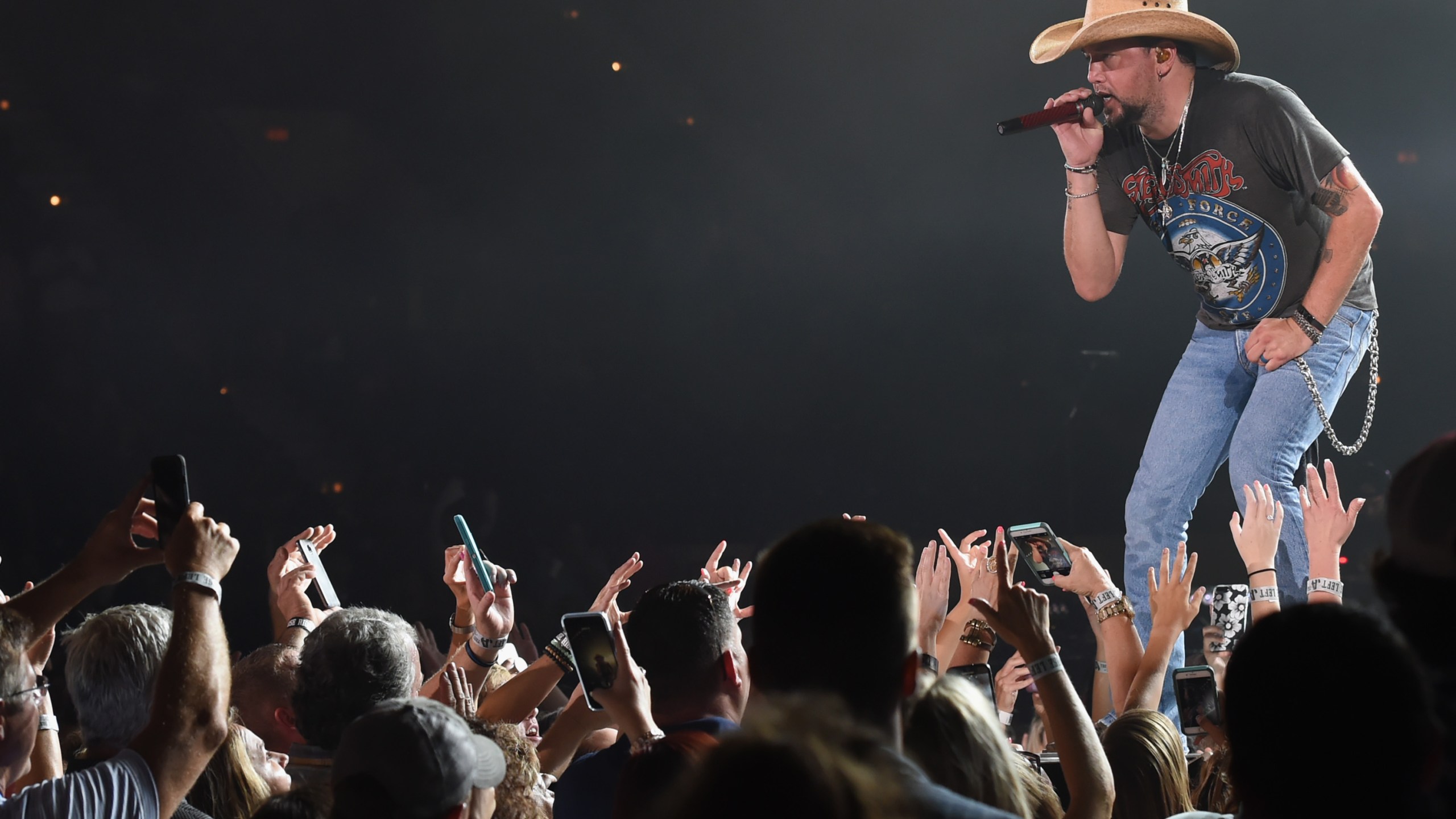 Singer/Songwriter Jason Aldean performs at a concert in Macon, Georgia on August 11, 2017. (Credit: Rick Diamond/Getty Images)