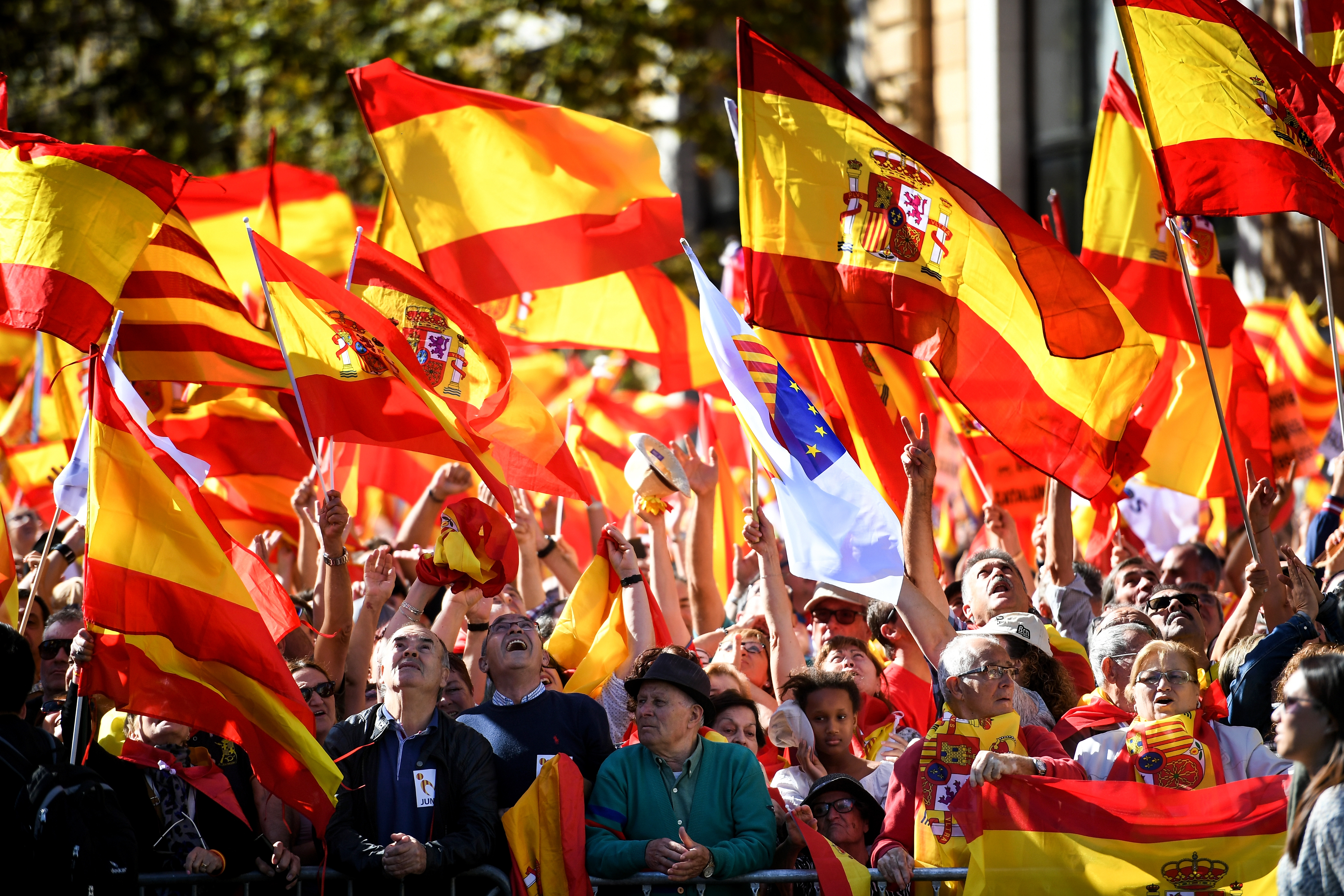 Thousands of pro-unity protesters gather in Barcelona, two days after the Catalan parliament voted to split from Spain, on Oct. 29, 2017. (Credit: Jeff J. Mitchell / Getty Images)