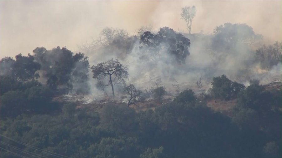 A brush fire is shown in Ojai on October 24, 2017. (Credit: KTLA)