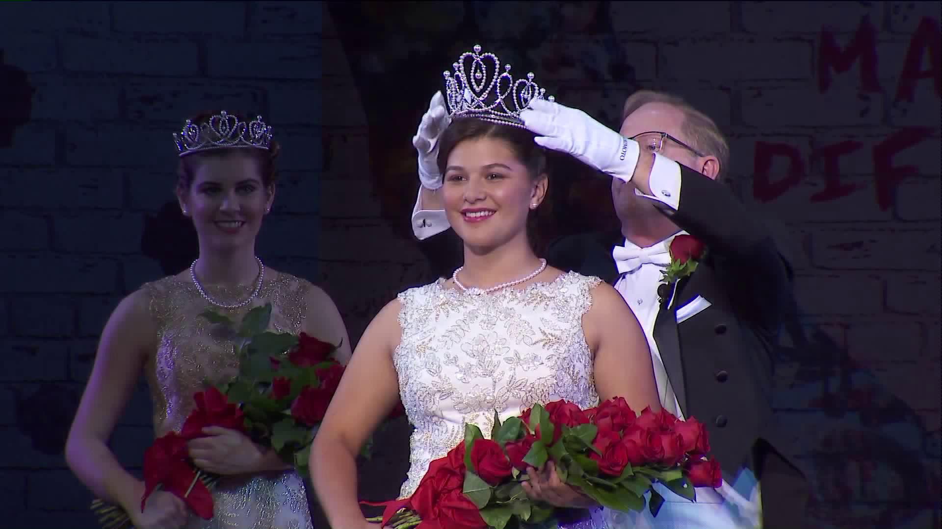 Isabella Marie Marez is crowned as the 2018 Rose Queen on Oct. 18, 2017. (Credit: KTLA)