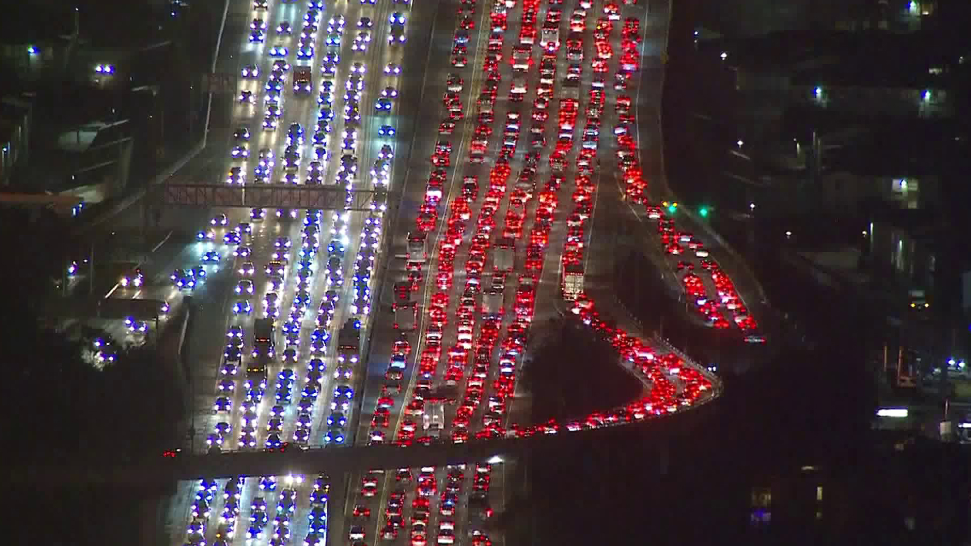 Traffic was backed up on the 405 Freeway as Thanksgiving travelers mixed with evening commuters in West Los Angeles on Nov. 21, 2017. (Credit: KTLA)