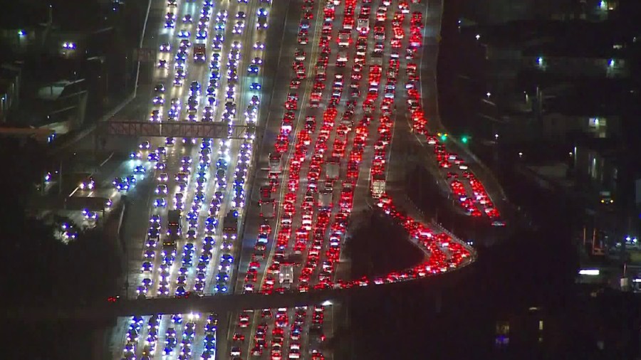 Traffic was backed up on the 405 Freeway as Thanksgiving travelers mixed with evening commuters in West Los Angeles on Nov. 21, 2017. (Credit: KTLA)