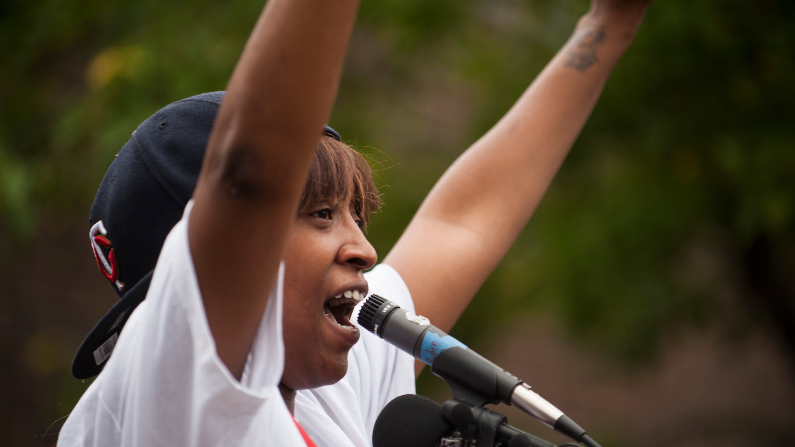 Diamond Reynolds, girlfriend of Philando Castile, speaks to a crowd outside of J. J. Hill Montessori School during a memorial on July 7, 2016, in St. Paul, Minnesota. (Credit: Stephen Maturen / Getty Images)