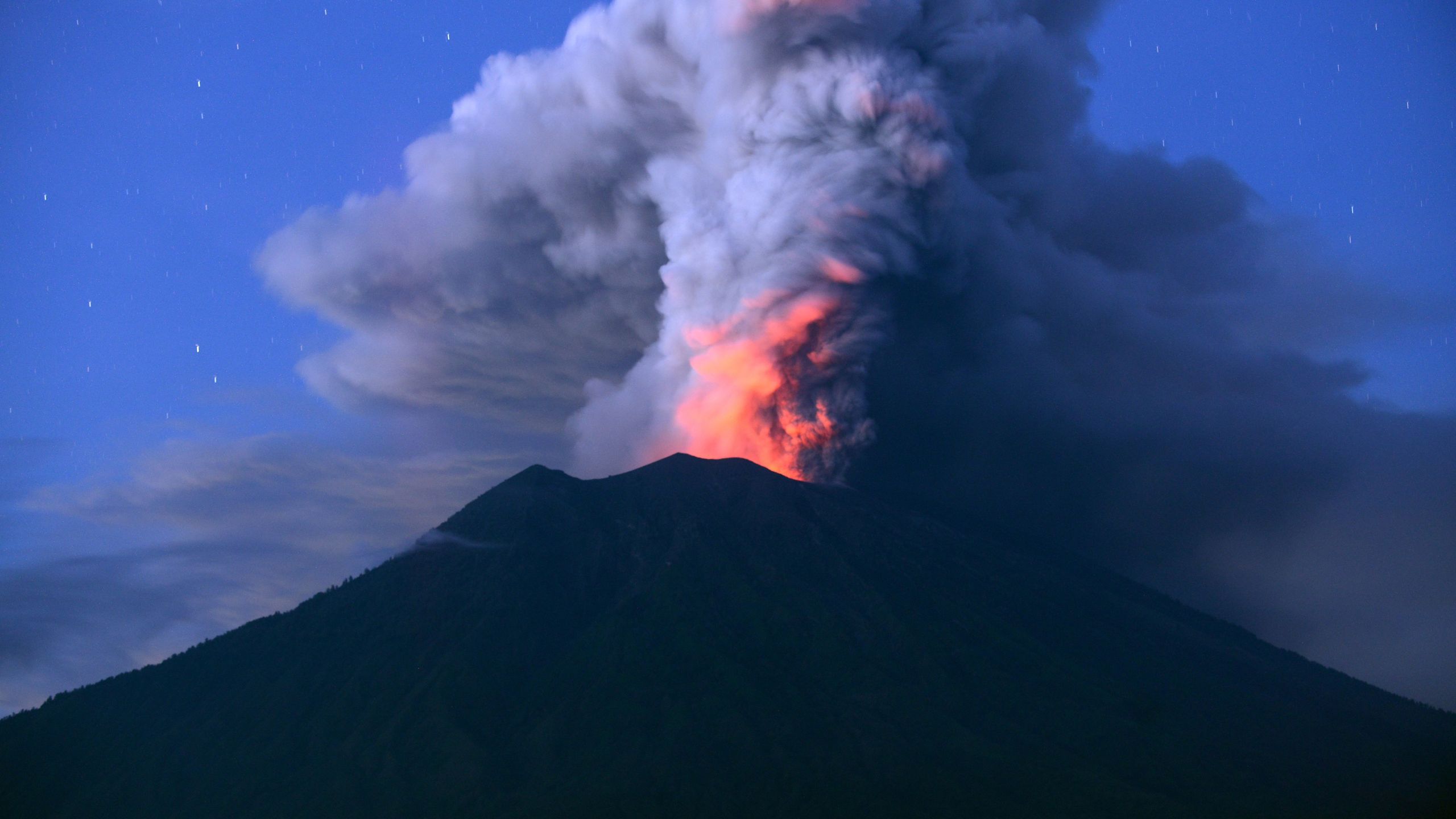 Mount Agung on Indonesia's resort island of Bali erupts on Nov. 28, 2017. (Credit: SONNY TUMBELAKA/AFP/Getty Images)