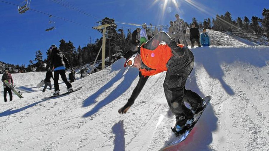 A snowboarder is seen taking a run on Bear Mountain in the San Bernardino Mountains. (credit: Don Bartletti/ LA Times)