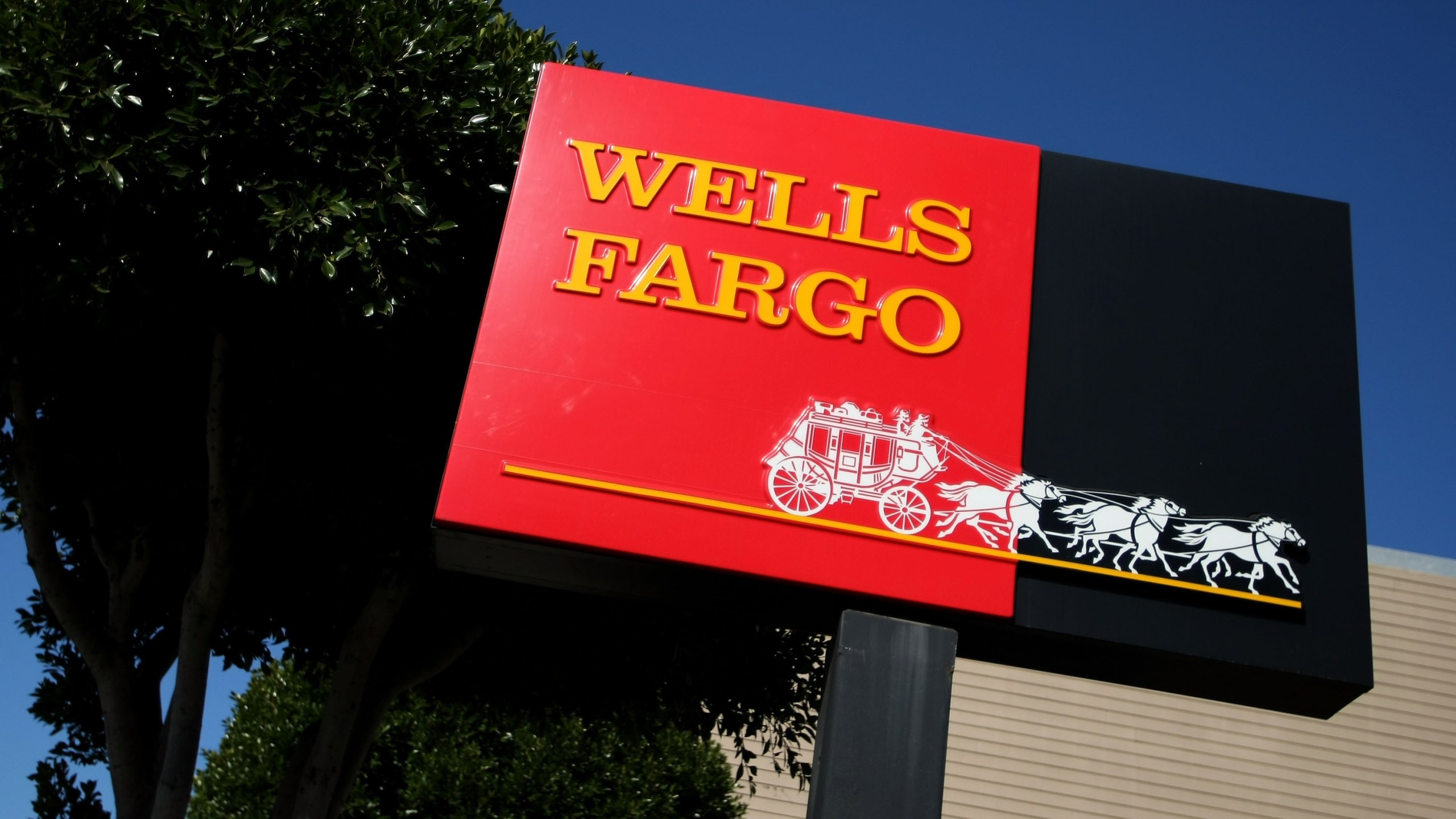 A sign is displayed outside of a Wells Fargo bank on April 16, 2008 in San Francisco. (Credit: Justin Sullivan/Getty Images)