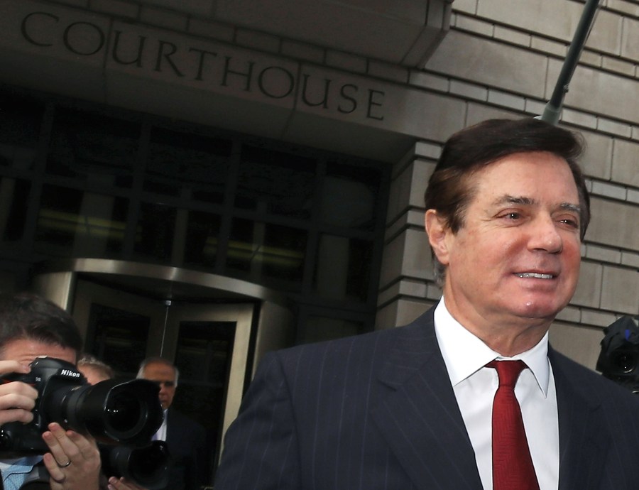 Former Trump campaign manager Paul Manafort leaves the Prettyman Federal Courthouse after a bail hearing Nov. 6, 2017, in Washington, D.C. (Credit: Mark Wilson/Getty Images)