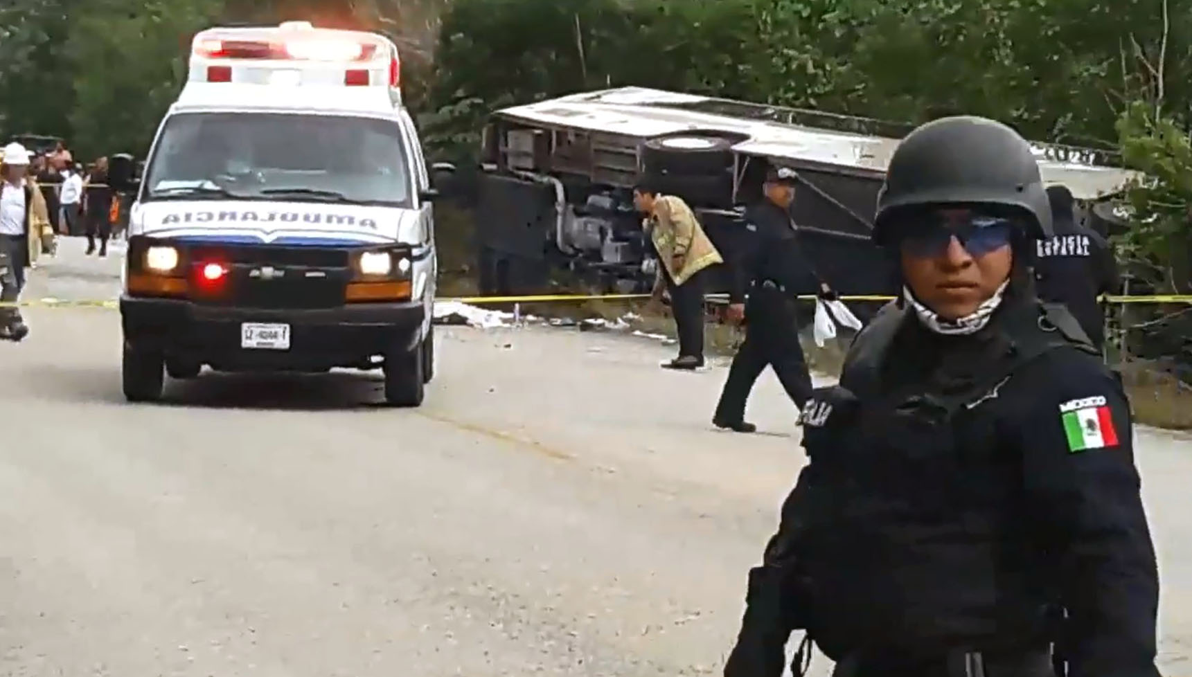 Mexican police officers standing guard in the area where a bus driving tourists to Chacchoben archaeological zone overturned. (Credit: MANUEL JESUS ORTEGA CANCHE/AFP/Getty Images)