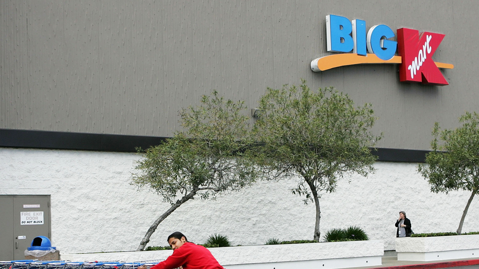 A Kmart worker pushes shopping carts through the parking lot of a Kmart store on March 24, 2005, in San Mateo, Calif. (Credit: Justin Sullivan/Getty Images)