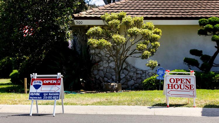 Open house signs are seen on display in Torrance in 2016. (Credit: Jay L. Clendenin / Los Angeles Times)