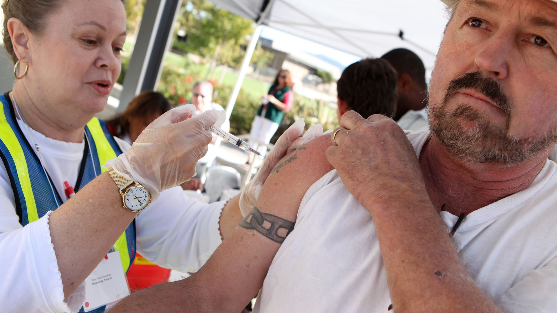 Beth Deenihan administers a flu shot to a construction worker during a drive-thru flu shot clinic Oct. 2, 2009, in Napa. (Credit: Justin Sullivan/Getty Images)