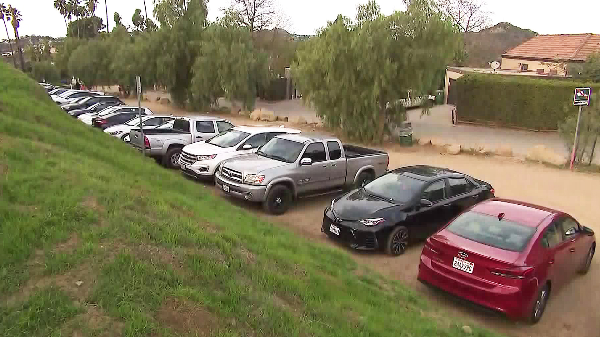 A packed parking lot is seen at Runyon Canyon Park on Jan. 30, 2018. (Credit: KTLA)