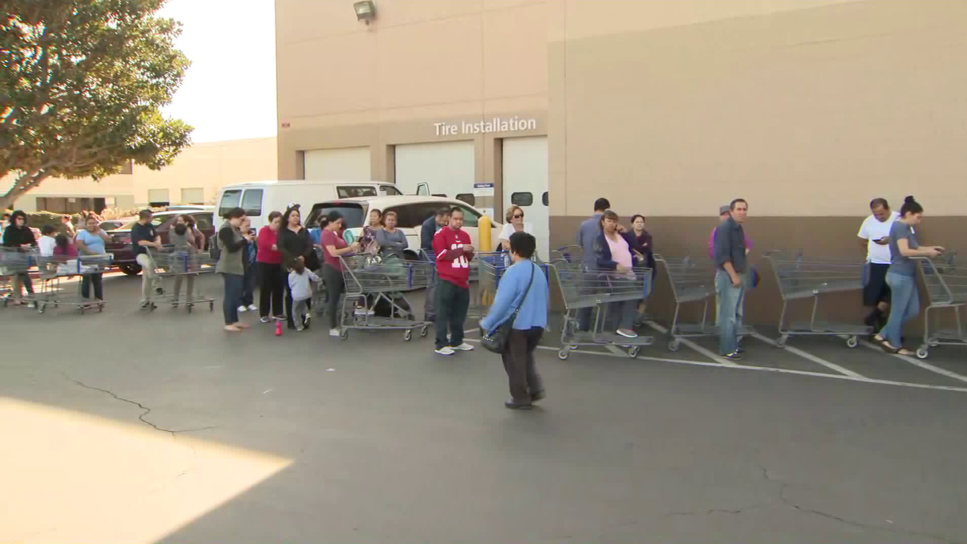 Customers line up to get into Sam's Club in Sylmar as the store offers discounts ahead of its closing. (Credit: KTLA)