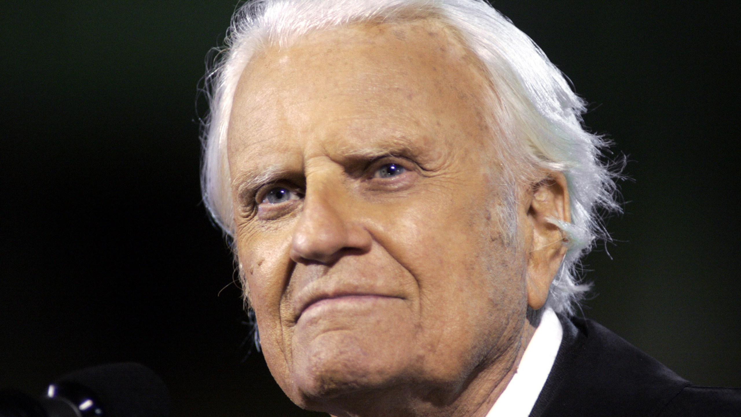 The Rev. Billy F. Graham speaks to the crowd on a rainy night October 7, 2004 at Arrowhead Stadium in Kansas City, Missouri. (Credit: Larry W. Smith/Getty Images)