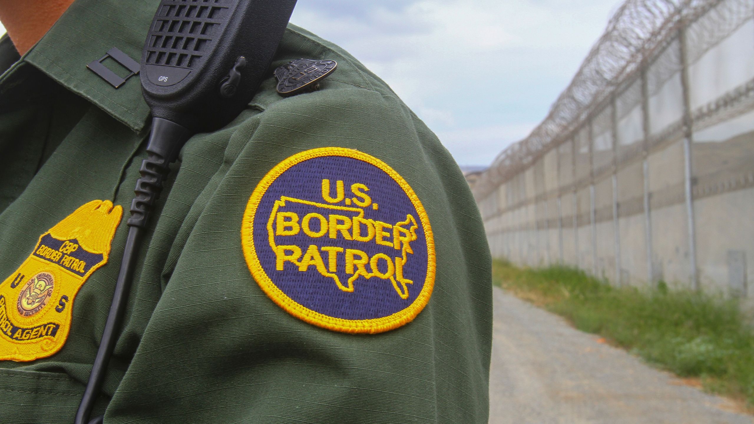 A file photo shows a Border Patrol agent at the U.S.-Mexico border in San Diego on May 17, 2016. (Credit: Bill Wechter / AFP / Getty Images)