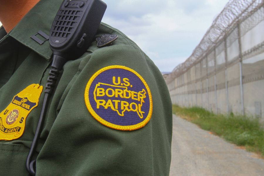 A file photo shows a Border Patrol agent at the U.S.-Mexico border in San Diego on May 17, 2016. (Credit: Bill Wechter / AFP / Getty Images)