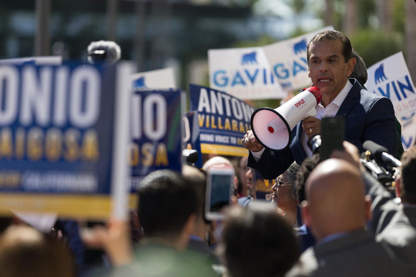 Gubernatorial candidate Antonio Villaraigosa addresses his supporters. (Credit: Kent Nishimura/Los Angeles Times)