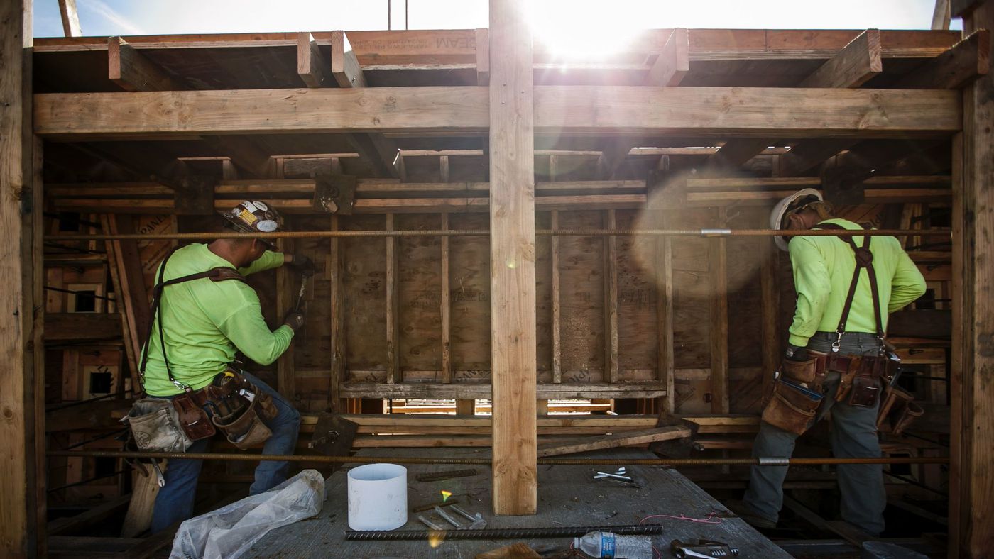 Carpenters in January 2018 work on a viaduct being built over Highway 99 in Fresno County as part of the California high-speed rail project. (Credit: Marcus Yam / Los Angeles Times)