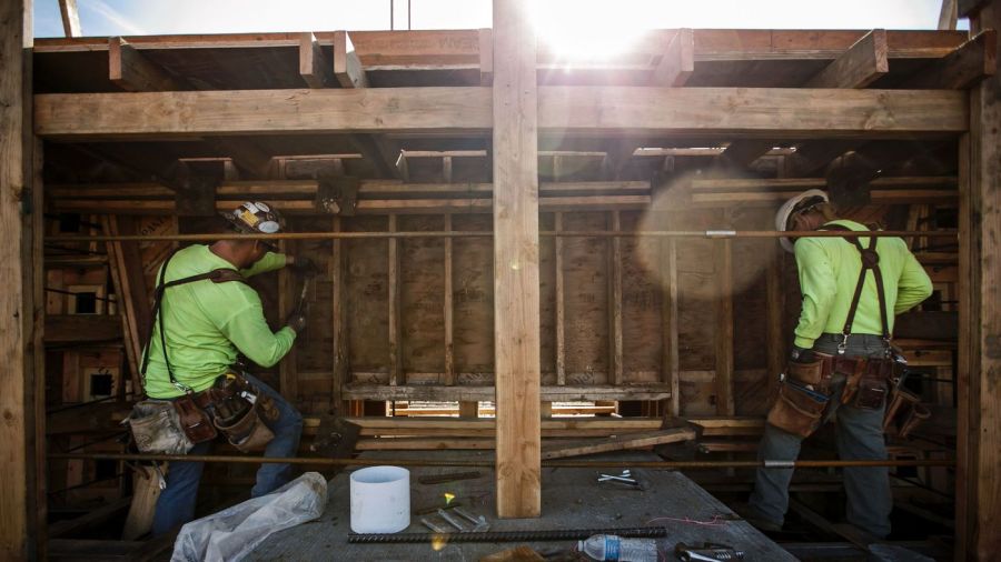 Carpenters in January 2018 work on a viaduct being built over Highway 99 in Fresno County as part of the California high-speed rail project. (Credit: Marcus Yam / Los Angeles Times)