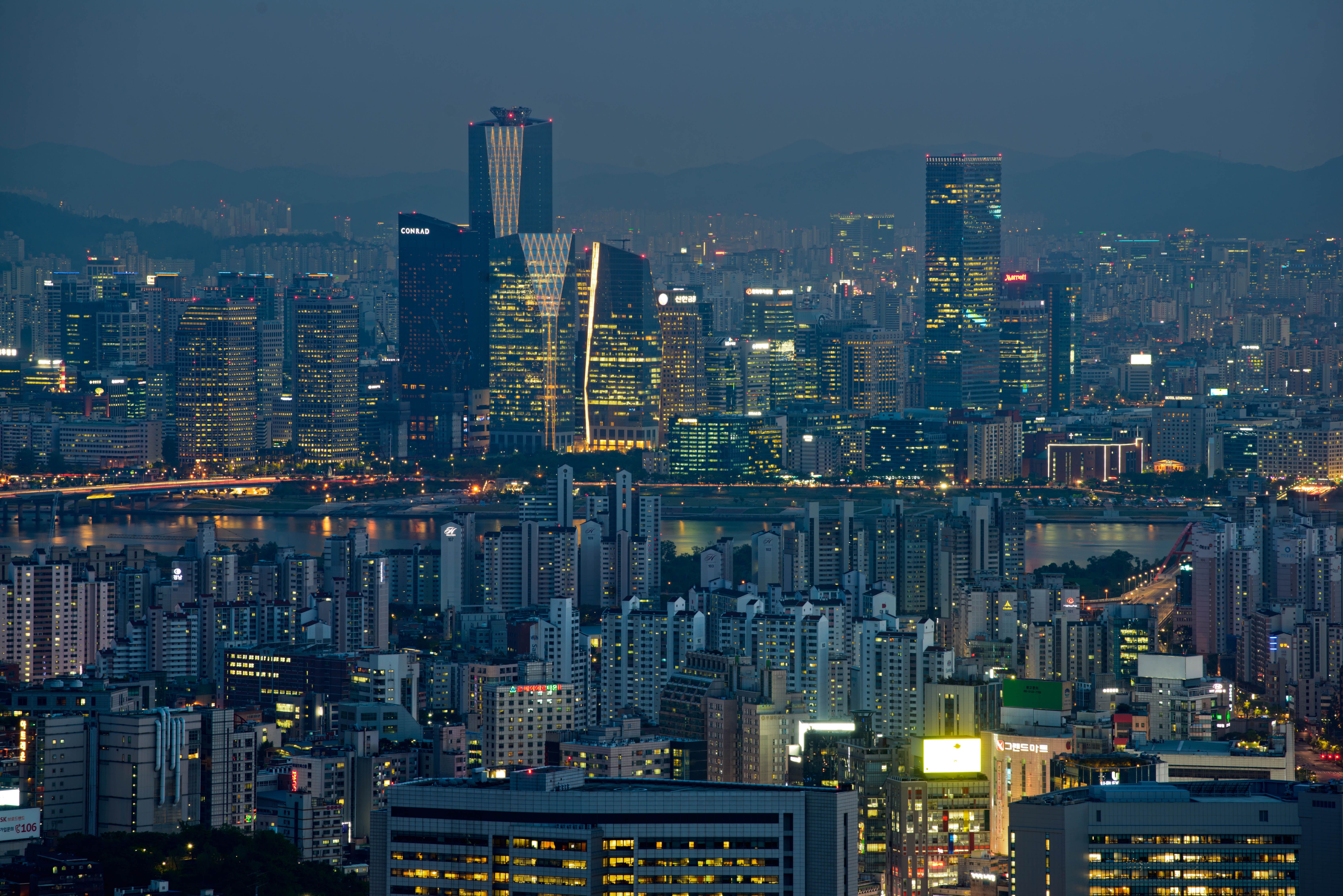 A photo taken on May 9, 2014 shows the Seoul city skyline at dusk. (Credit: ED JONES/AFP/Getty Images)