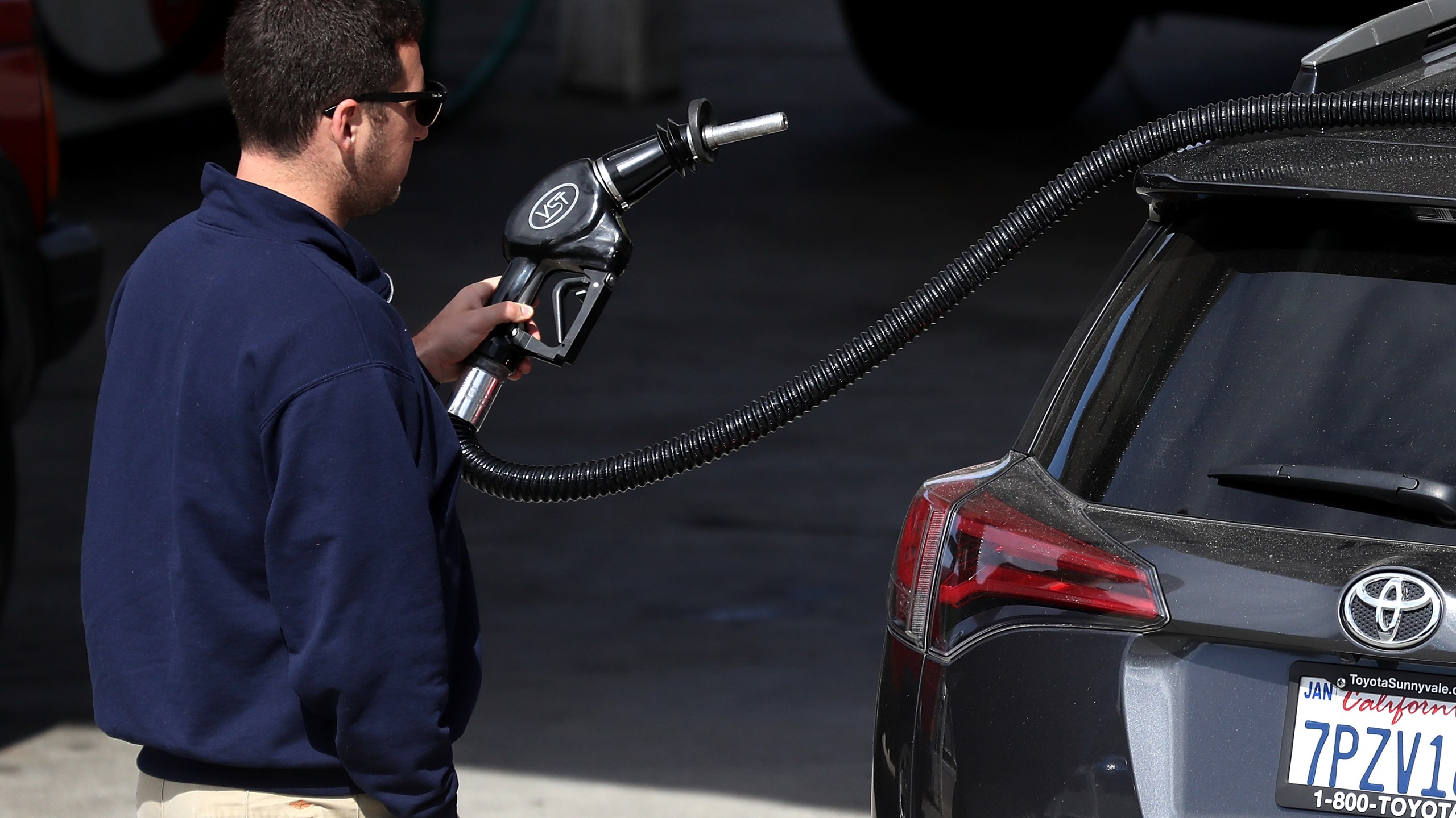 A customer prepares to pump gasoline into his car at a gas station on May 10, 2017, in San Anselmo. (Credit: Justin Sullivan/Getty Images)