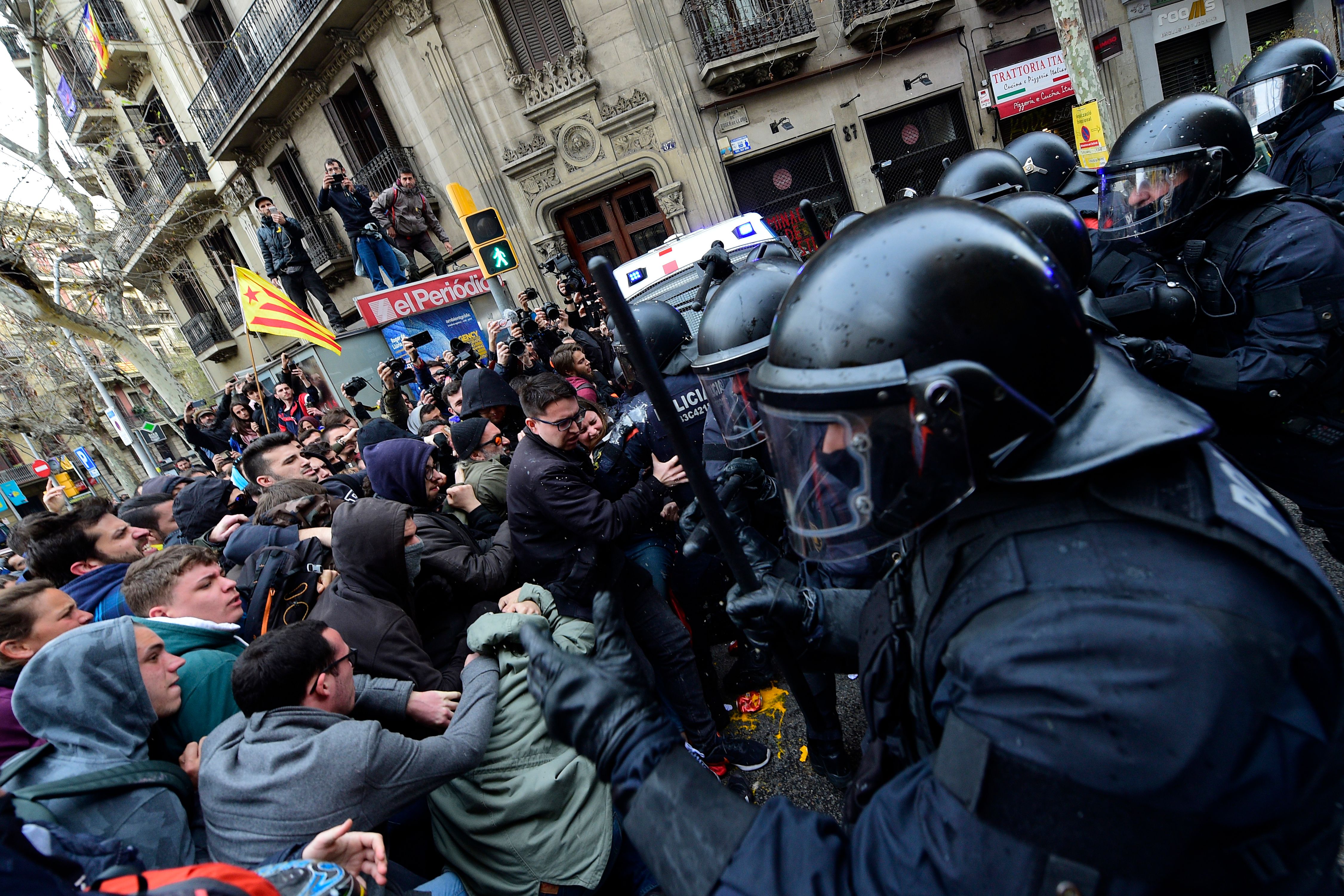 Protesters scuffle with police blocking the road leading to the central government offices at a demonstration in Barcelona on March 25, 2018 after Catalonia's former president was arrested by German police. (Credit: LLUIS GENE/AFP/Getty Images)