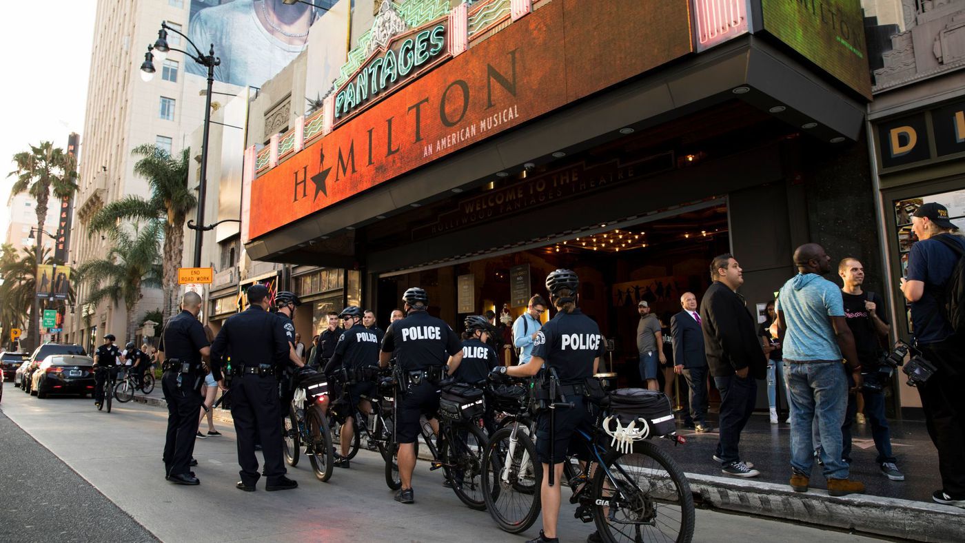 The scene outside the Pantages Theatre in Hollywood on opening night for "Hamilton" in August 2017. (Credit: Jay L. Clendenin / Los Angeles Times)