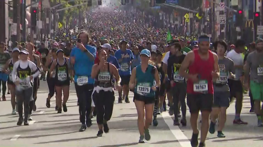 A sea of runners participate in the Los Angeles Marathon on March 18, 2018. (Credit: KTLA)