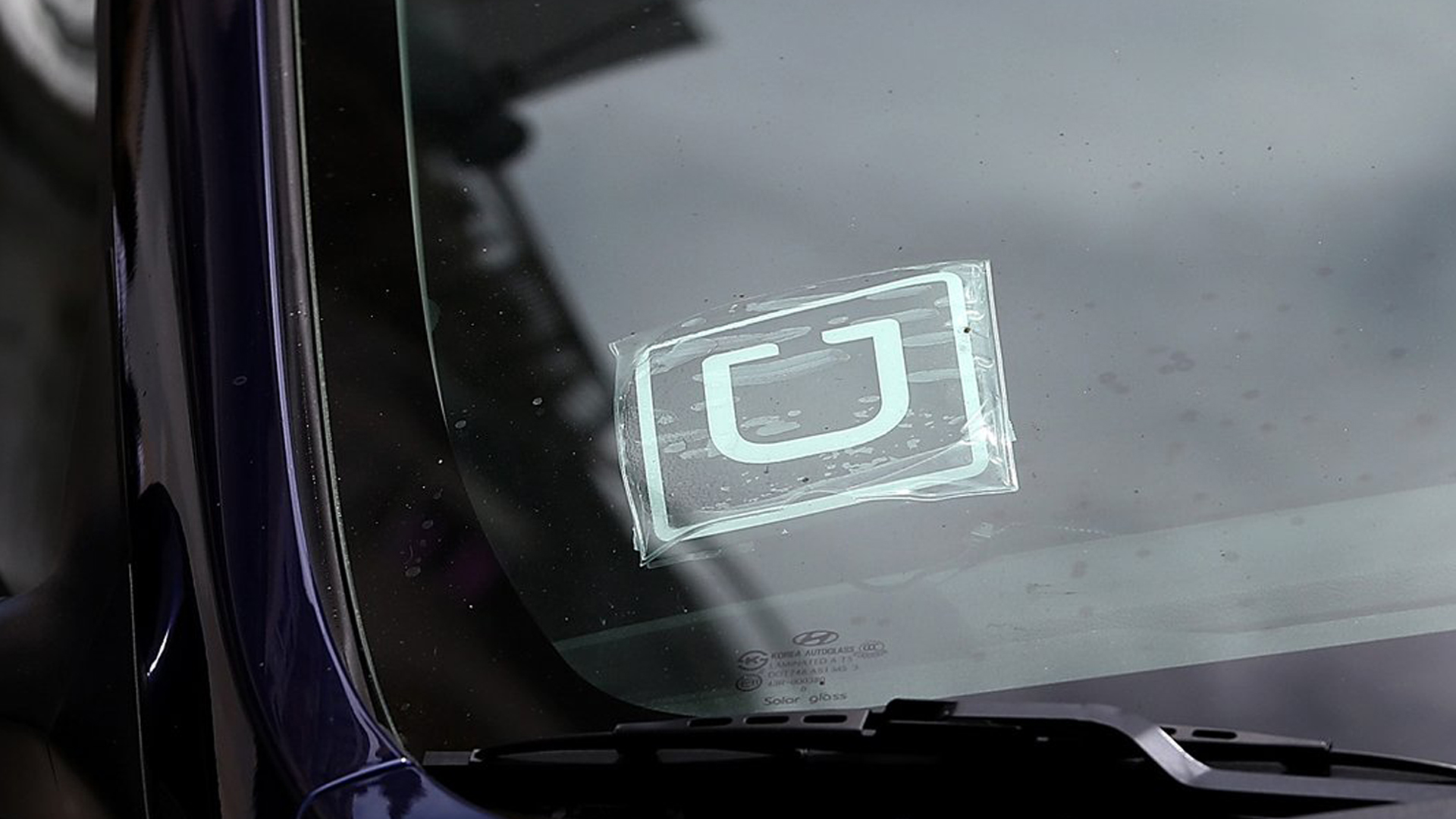 A sticker with the Uber logo is displayed in the window of a car on June 12, 2014 in San Francisco. (Credit: Justin Sullivan/Getty Images)