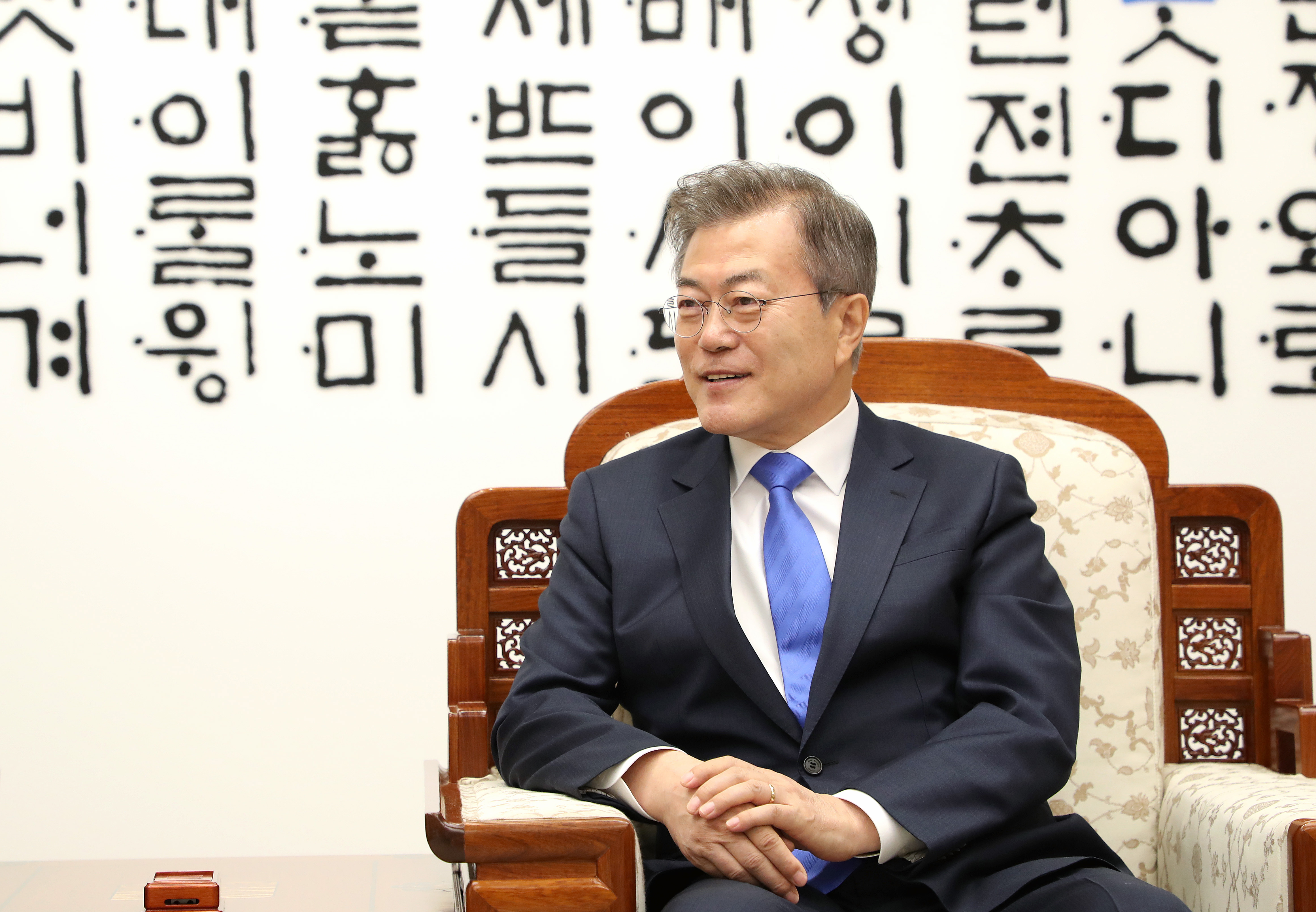 South Korean President Moon Jae speaks with North Korean leader Kim Jong Un (not pictured) during a historic meeting on April 27, 2018. (Credit: Korea Summit Press Pool/Getty Images)